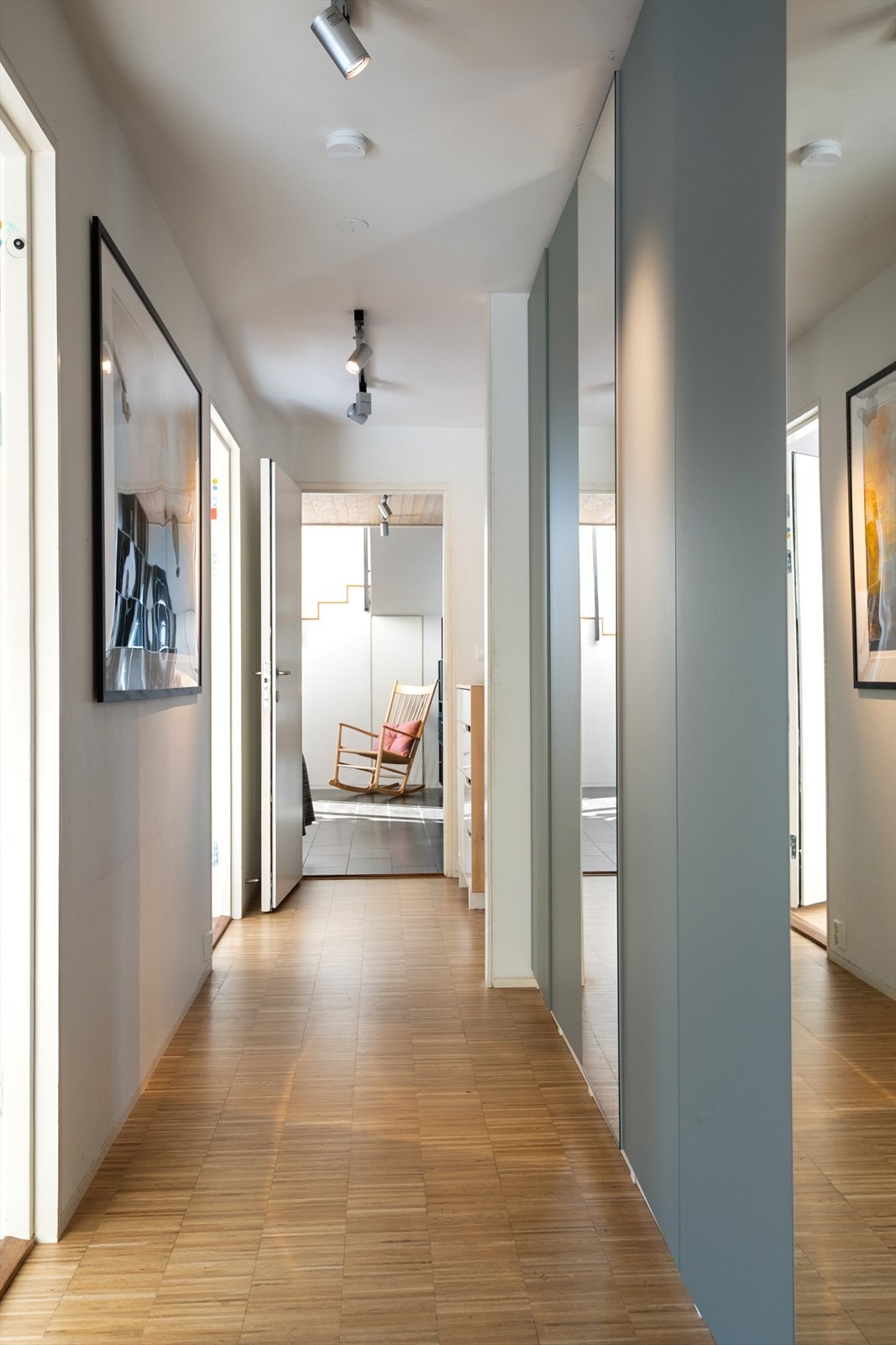 Fra stuen i underetasjen leder en gang videre mot soverom og øvrige rom i etasjen. Galleribilde