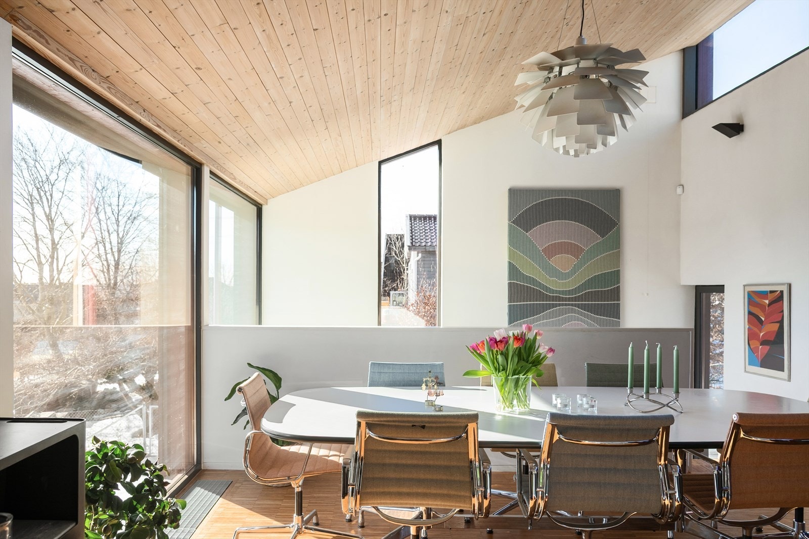 Rommet har lysinnslipp fra tre himmelretninger. Galleribilde