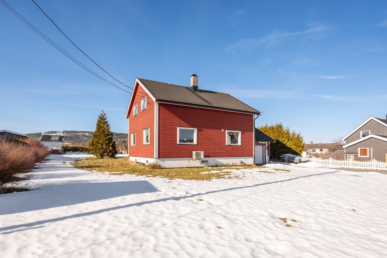 Tomten er tilnærmet flat, velstelt og pent opparbeidet med gressplen, prydbusker og hekk, og det er rikelig med trygg boltreplass i en stor, nordvestvendt hage. Galleribilde
