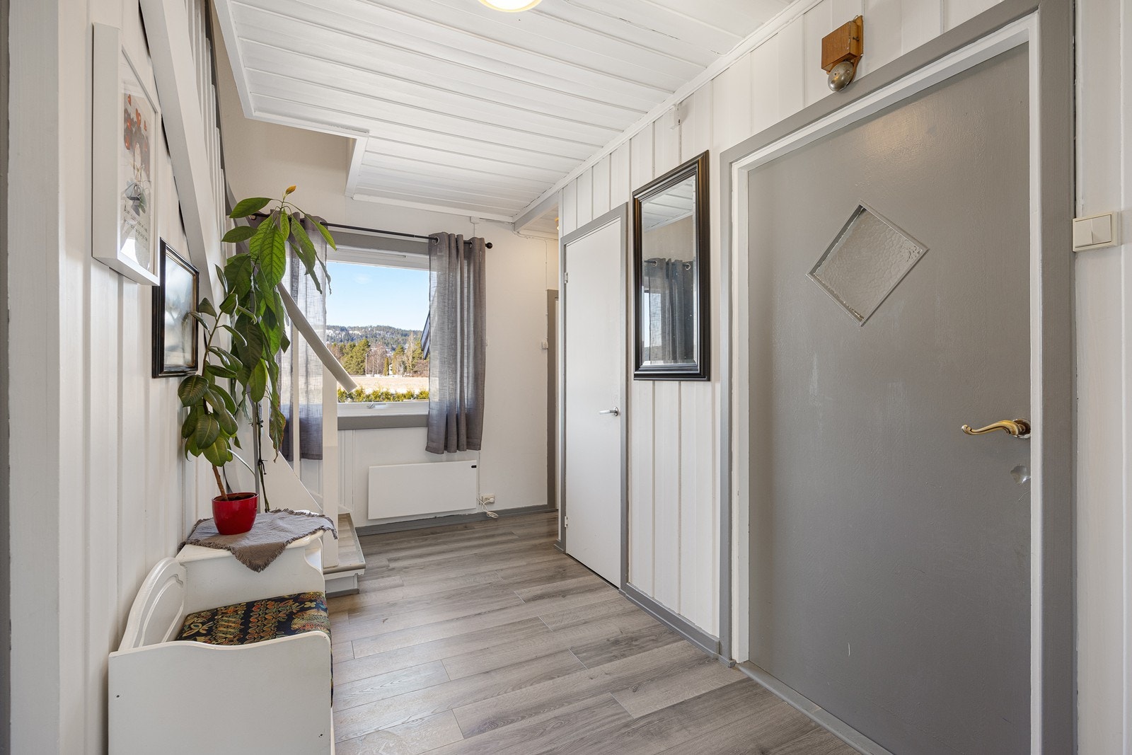 Fra entreen kommer man inn i en gang med tilliggende kott og wc-rom. Galleribilde