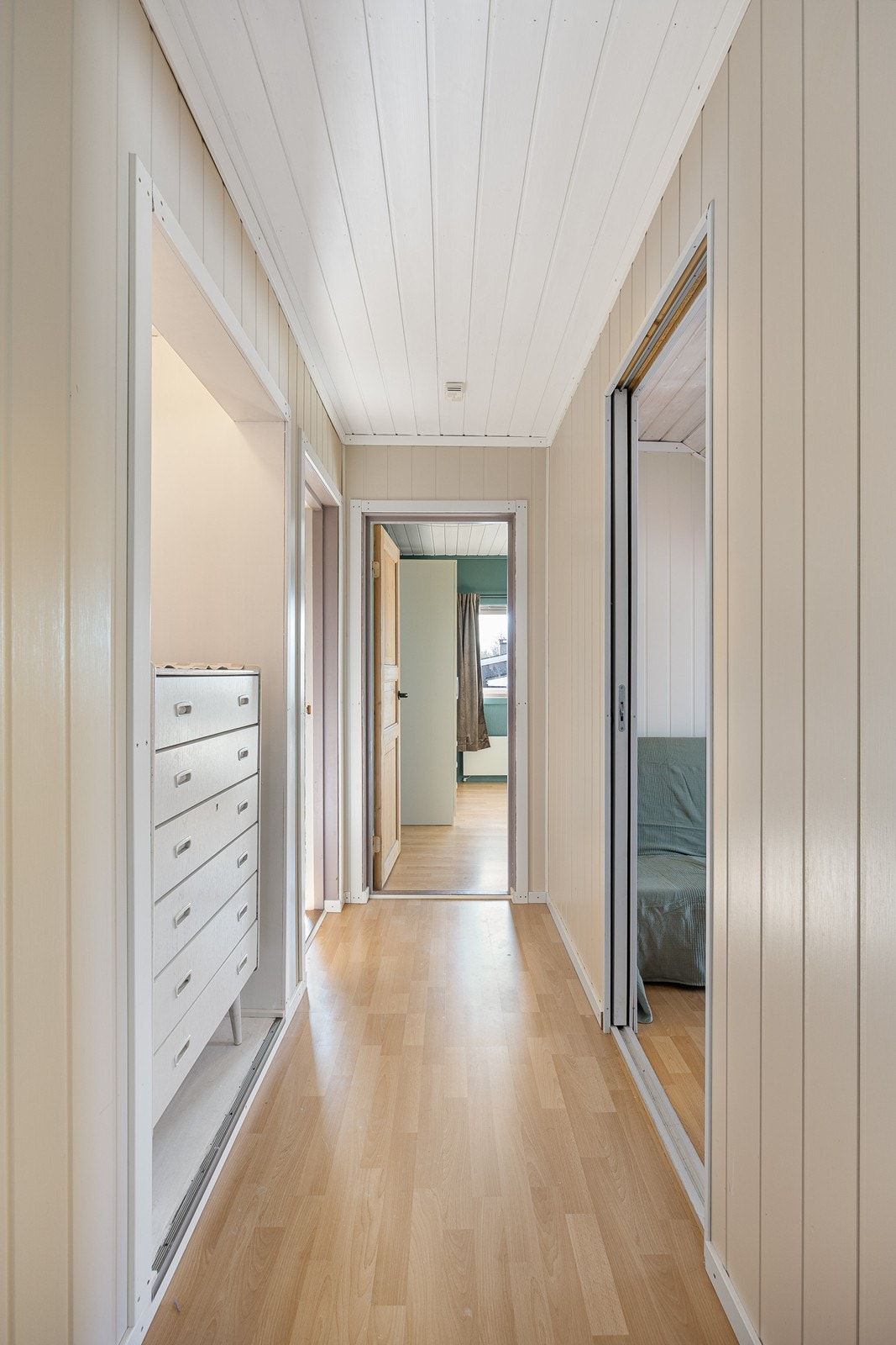 I gangen i 2. etasje er det en liten nisje med plass til oppbevaringsmøbler. Galleribilde