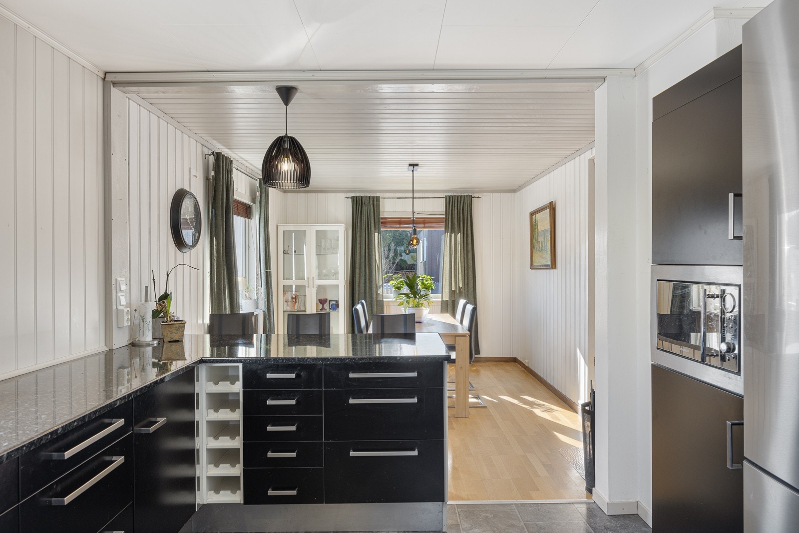 Videre er kjøkkenet utstyrt med integrerte hvitevarer som stekeovn, mikrobølgeovn, oppvaskmaskin og induksjonstopp, samt ventilator og benkestikk. Galleribilde