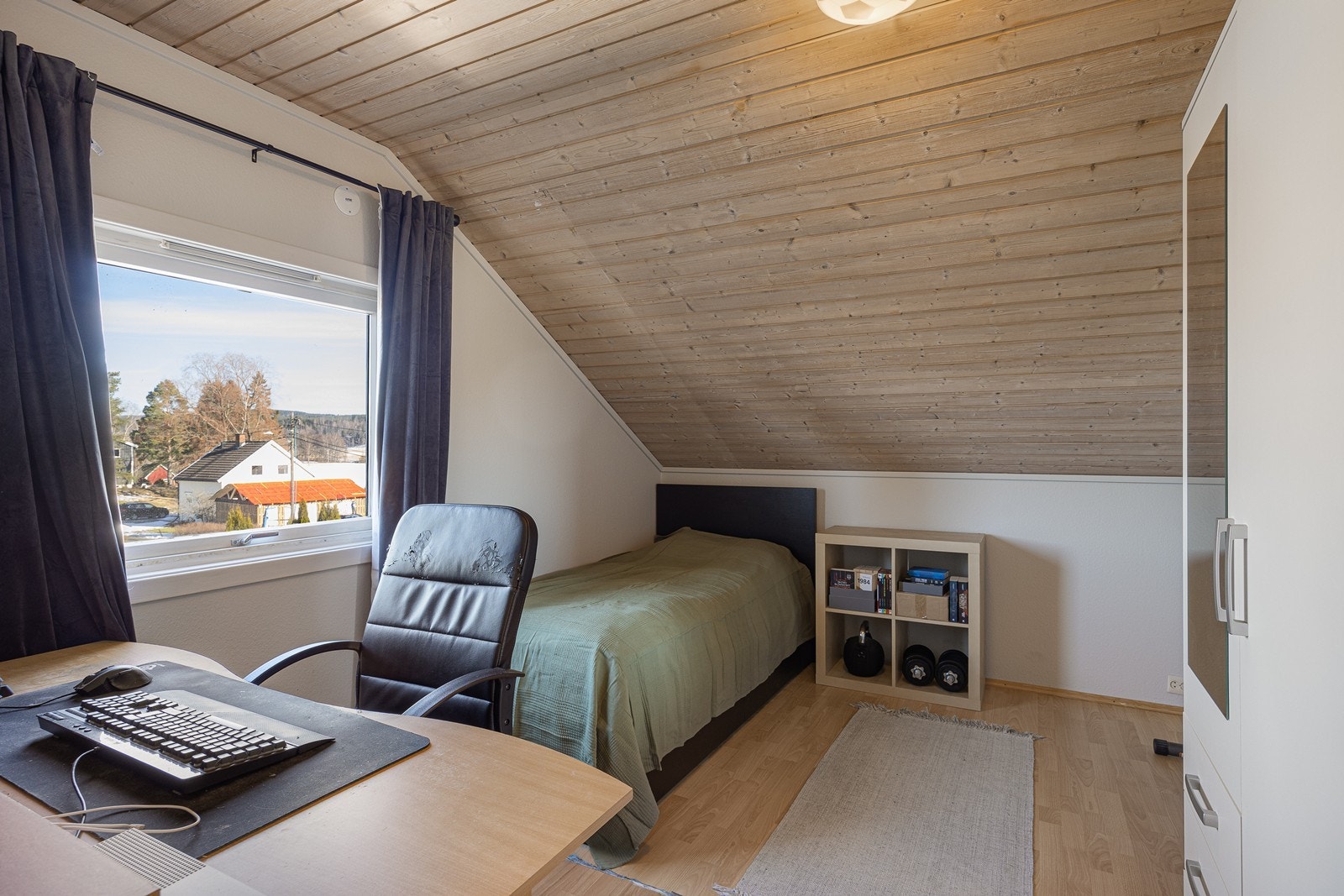 Soverom nr. 2 og 3 er tilnærmet like store, og bildet viser soverom nr. 3. Galleribilde