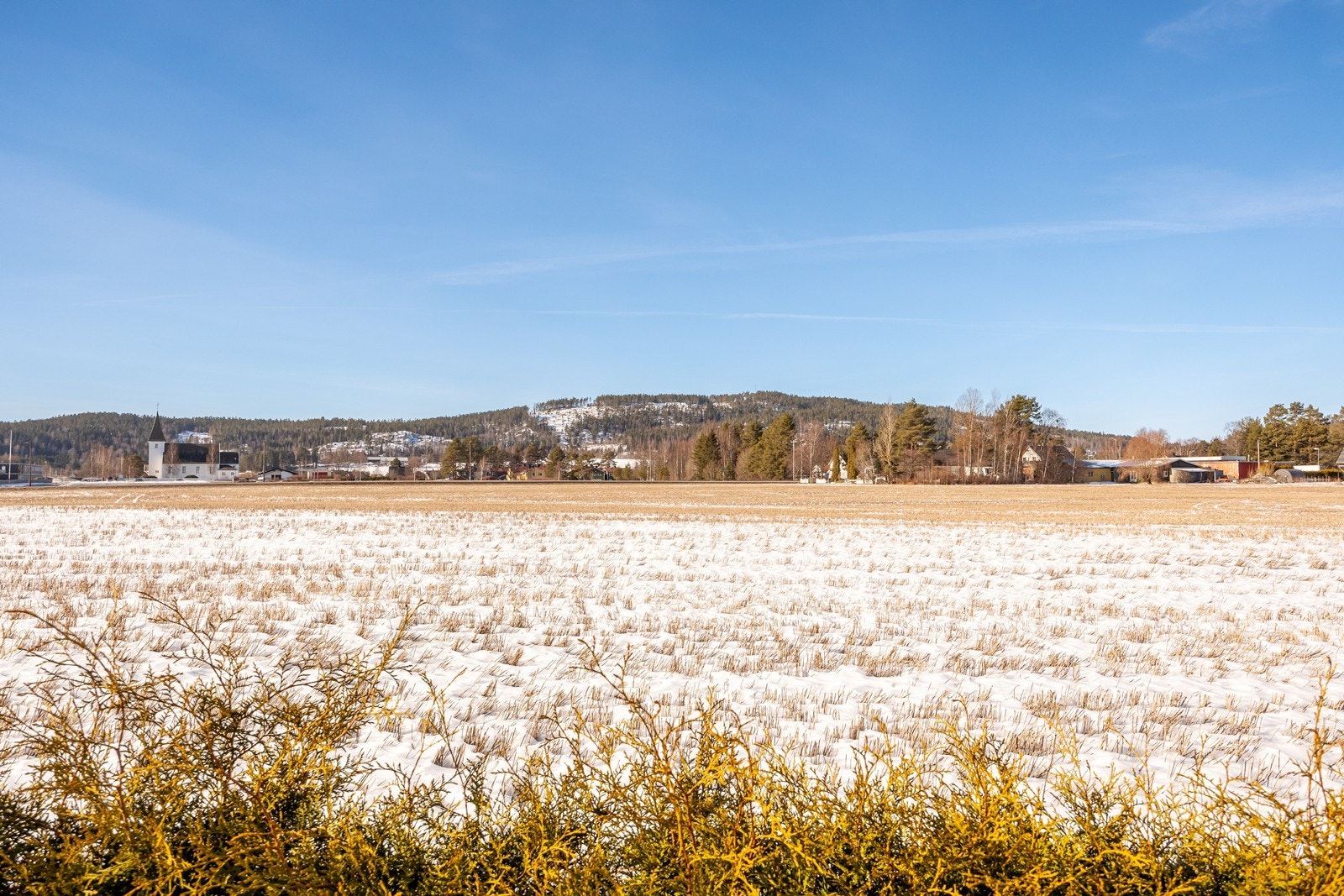 Fra eiendommen er et nydelig, landlig utsyn. Det er nærhet til busstopp og turområder, samt kort vei til skoler, idrettsanlegg, svømmehall og matbutikker - alt du trenger i det daglige. Galleribilde