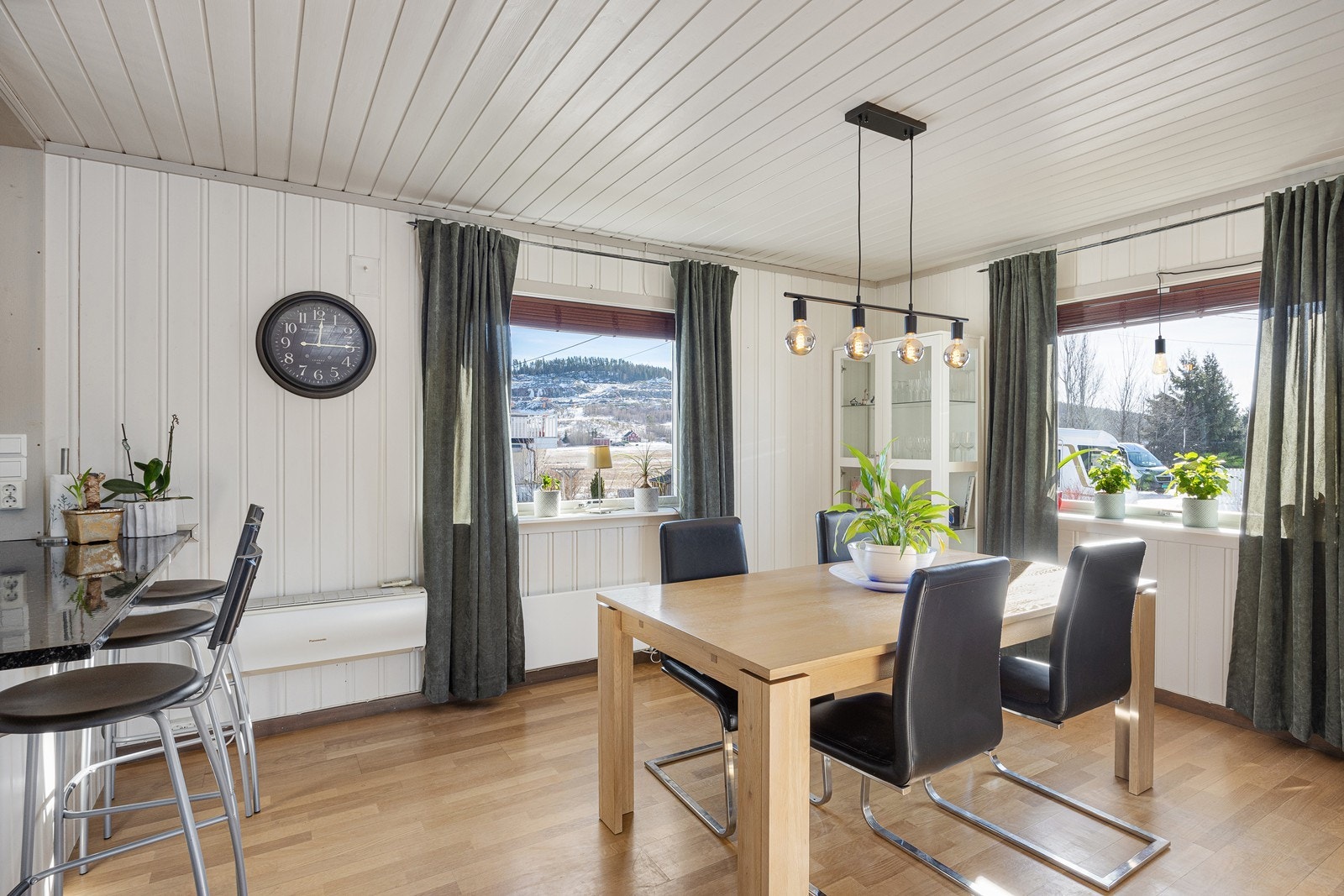 Kjøkkenet ligger i åpen løsning med en spisestue med god plass til langbord. Galleribilde