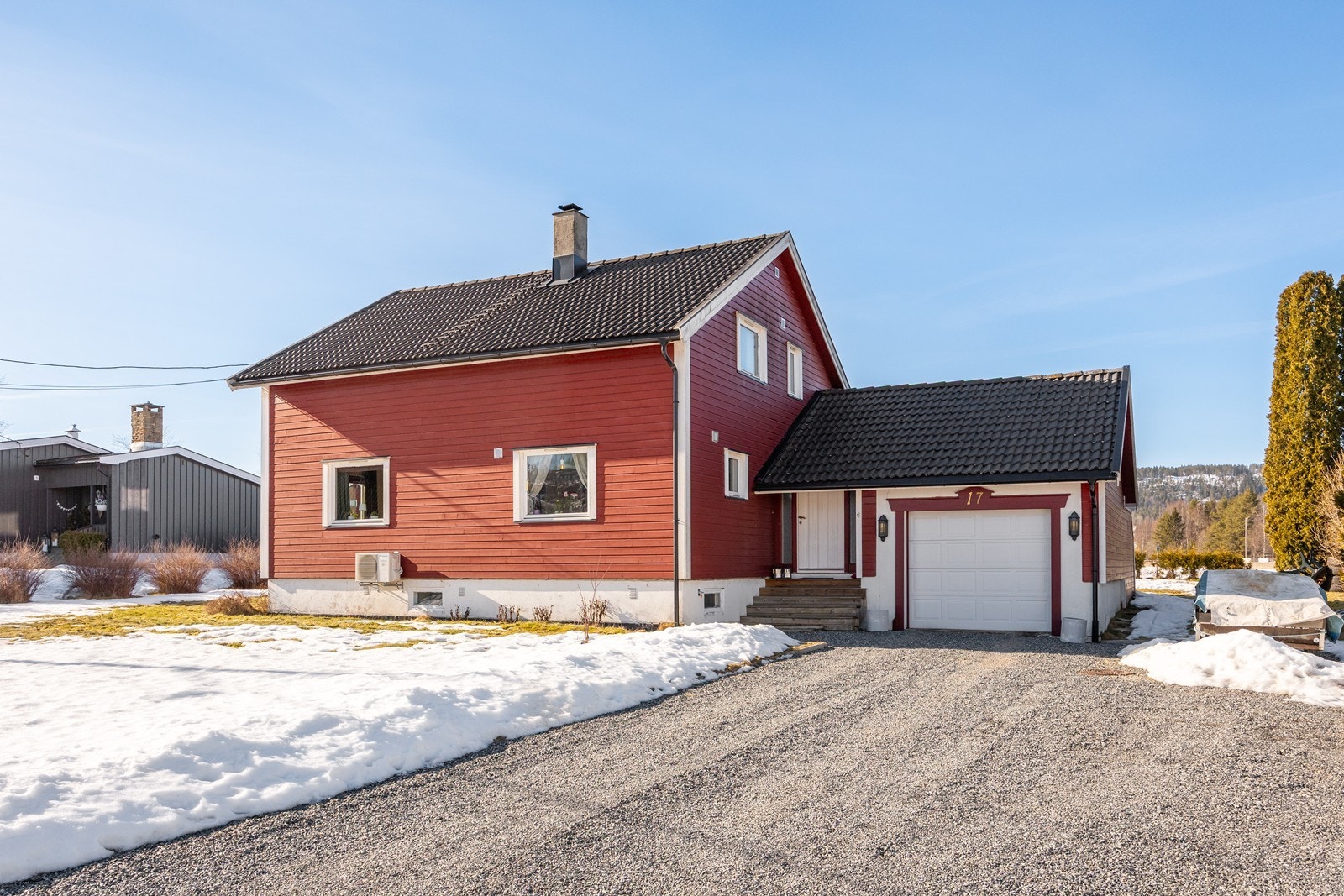 Eiendommen ligger sentralt til på Bjørkelangen, et rolig og barnevennlig område som er ideelt for familier. Villaveien er uten gjennomgangstrafikk, og er en av Bjørkelangens koseligste gater å bo i. Galleribilde
