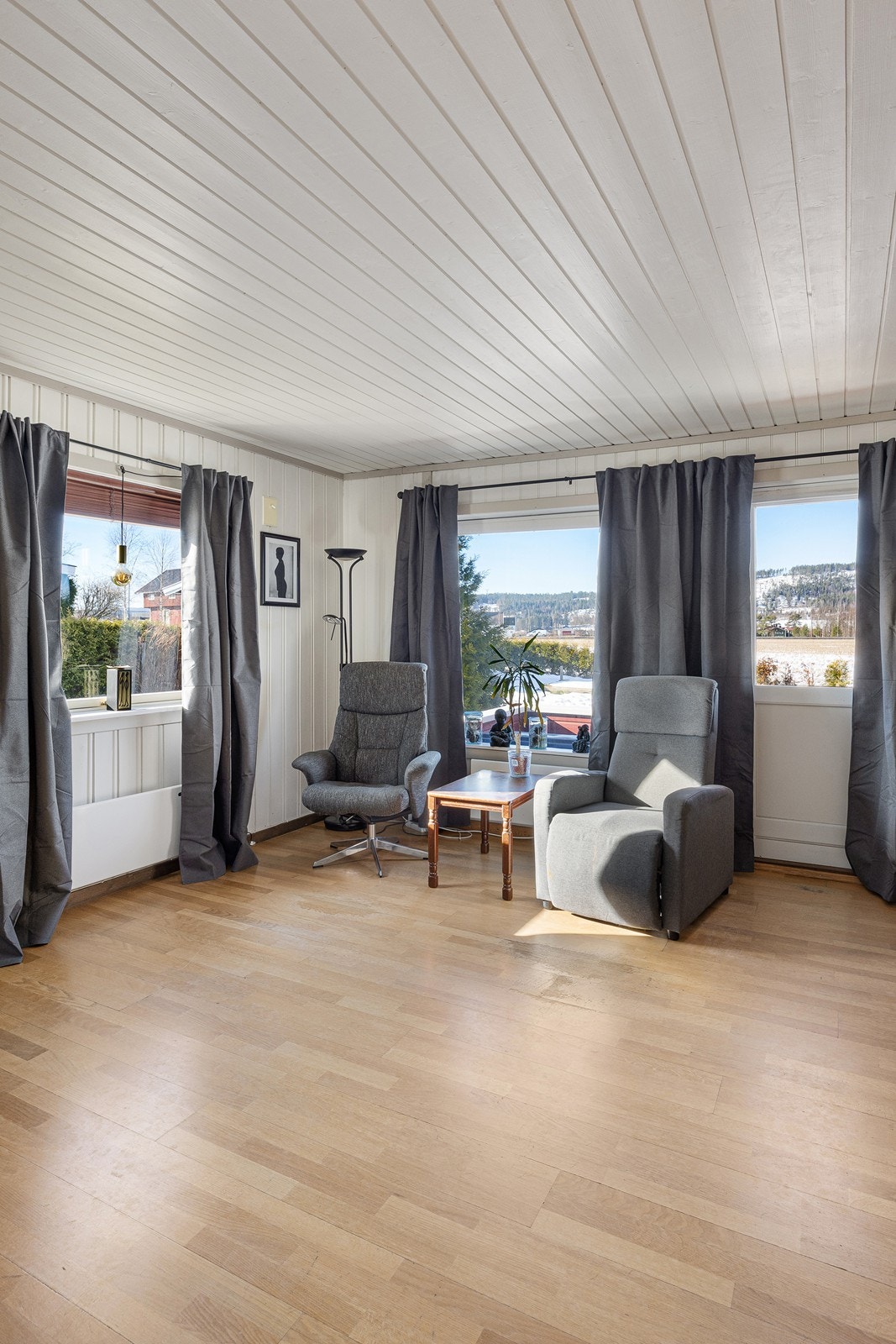Stuen har utgang til en stor, nordvestvendt terrasse med landlig, fri utsikt. Galleribilde