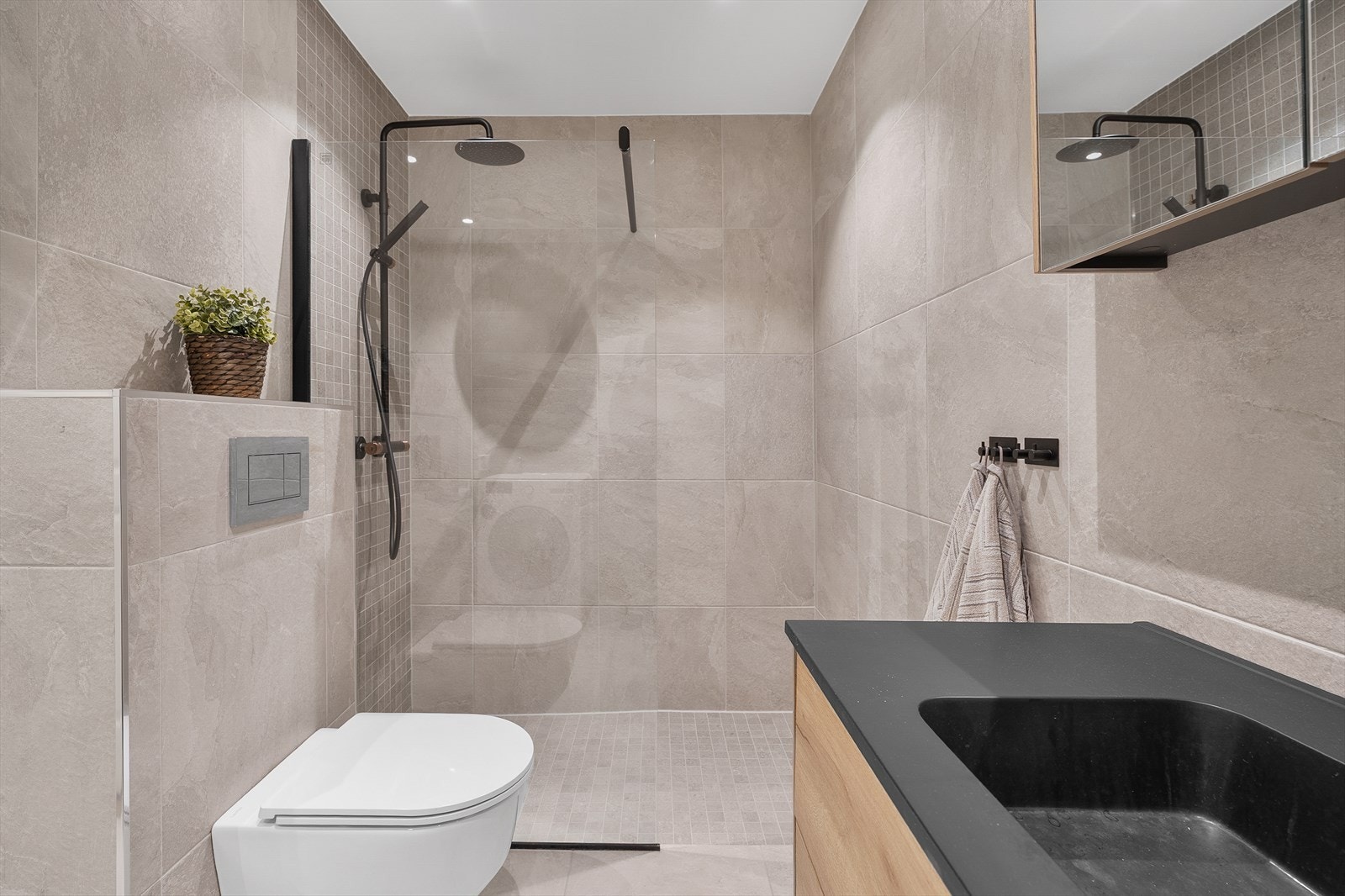 Lekkert baderom i inngangsetasjen - pusset opp i 2022. Galleribilde