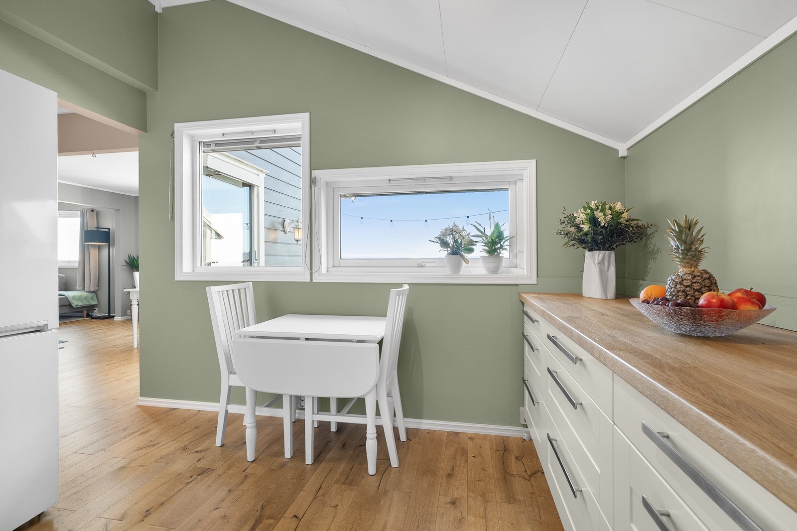 Plass til spisekrok ved kjøkkenvinduene. Galleribilde