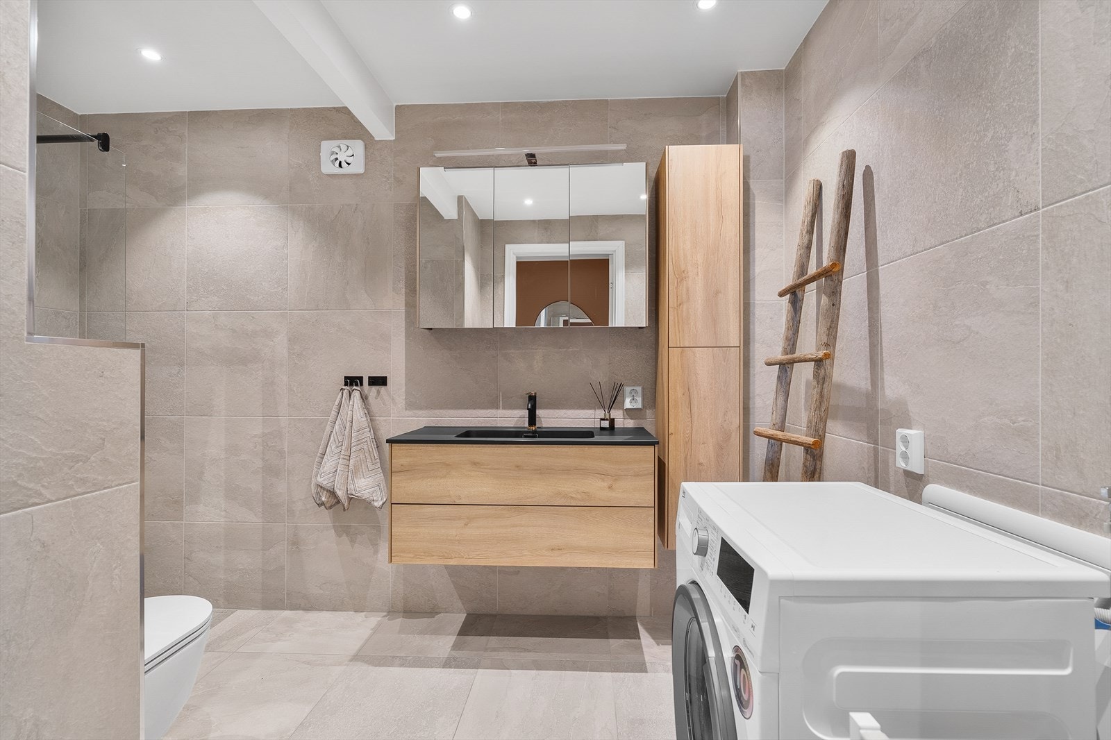 Godt med oppbevaringsplass på badet. Opplegg for vask og tørk. Galleribilde