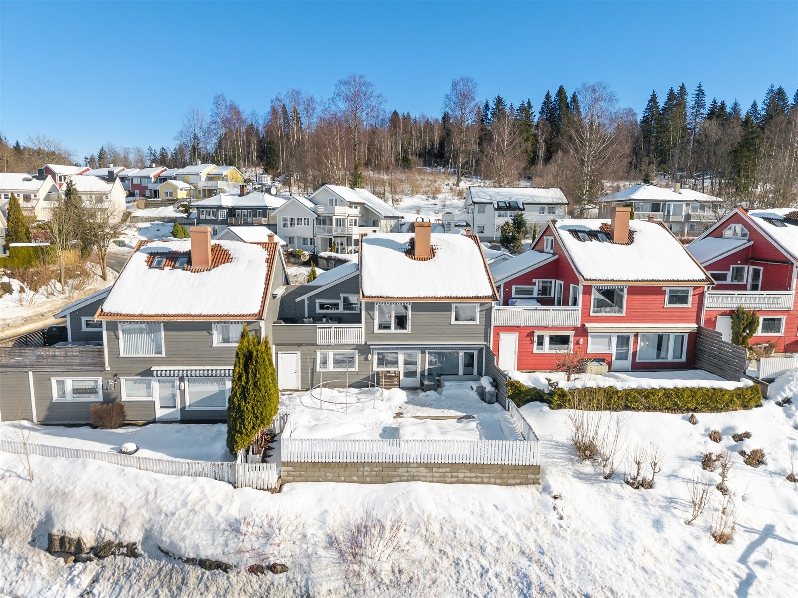 Boligen i Haugane 28B ligger i en rolig blindvei øverst på Tranby, med sol og utsikt. Galleribilde