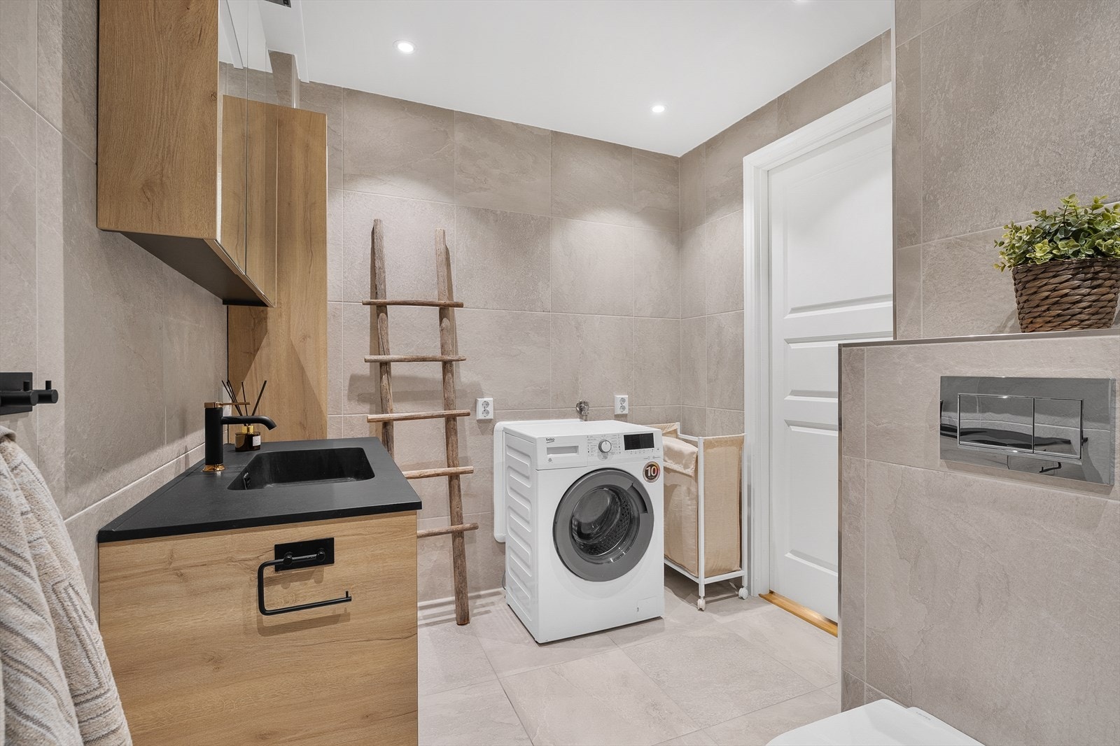 Delikate fliser, underliggende varme og downlights i taket. Galleribilde