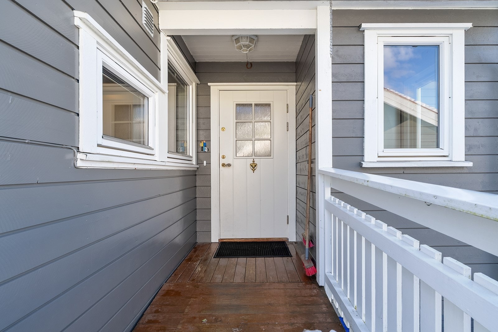 Inngangsparti med takoverbygg. Galleribilde