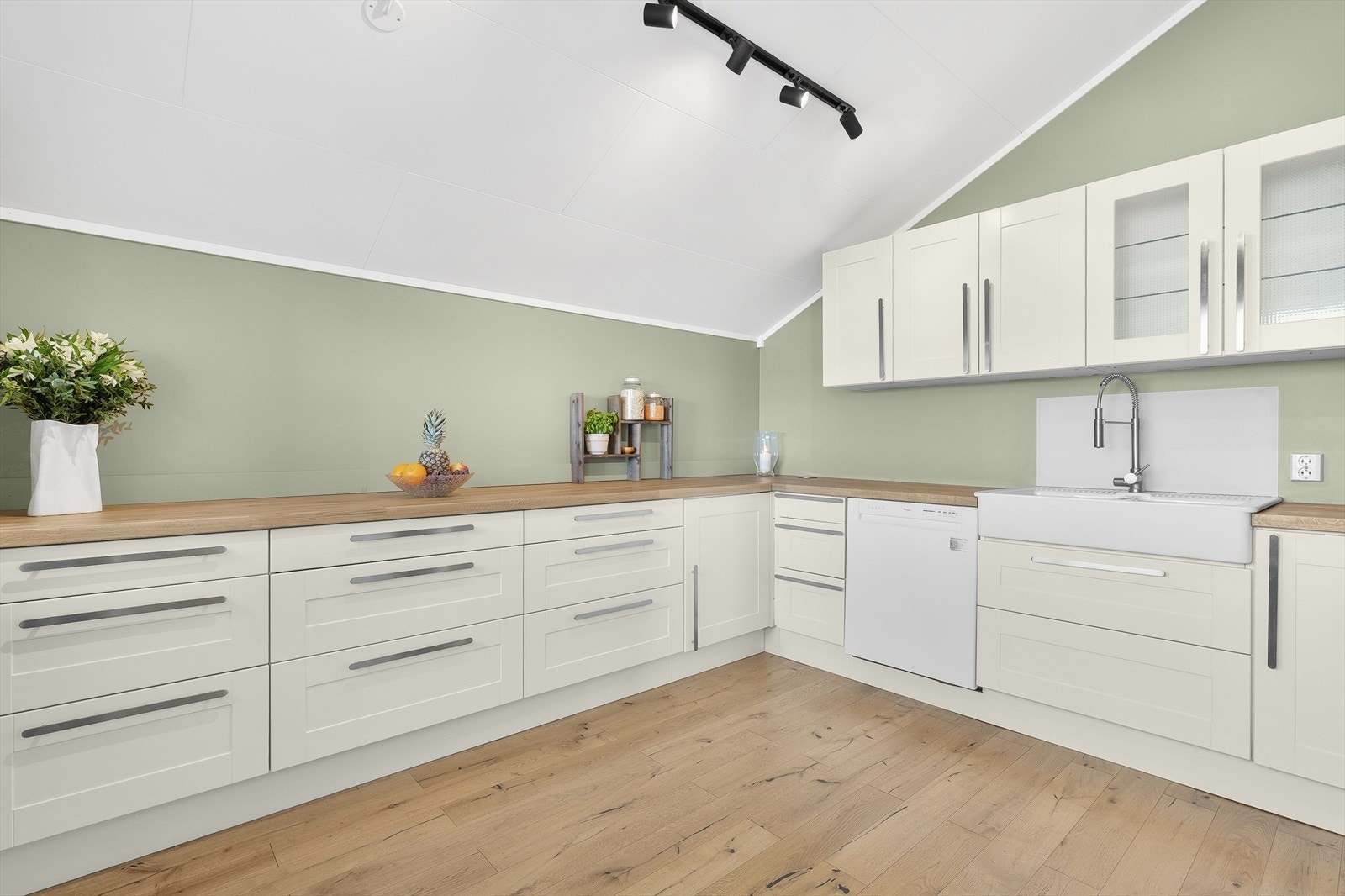 Praktisk utformet kjøkken med mye oppbevaringsplass. Galleribilde