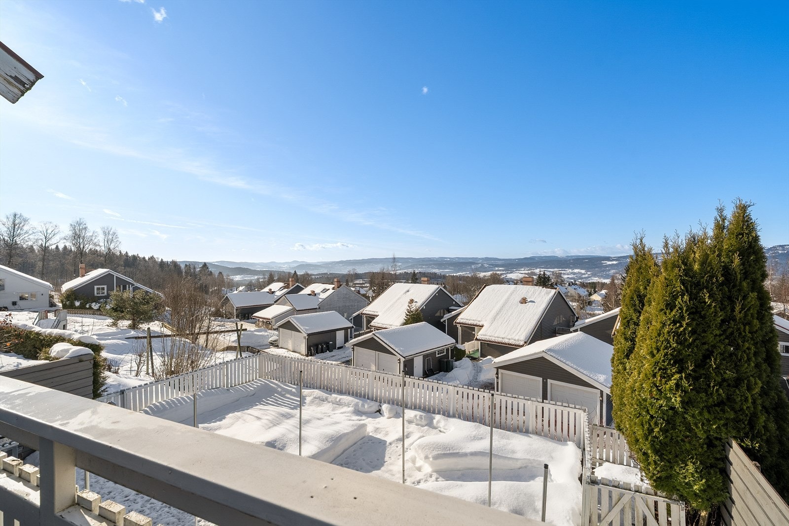 Utsikt fra egen sydvestvendt veranda. Galleribilde