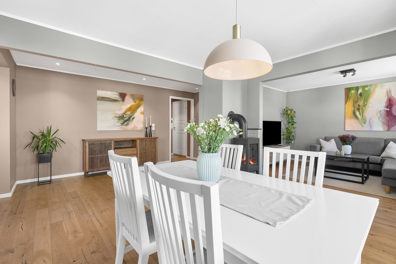 Todelt stue i inngangsetasjen. Den innerste delen er opprinnelig ett soverom. Galleribilde