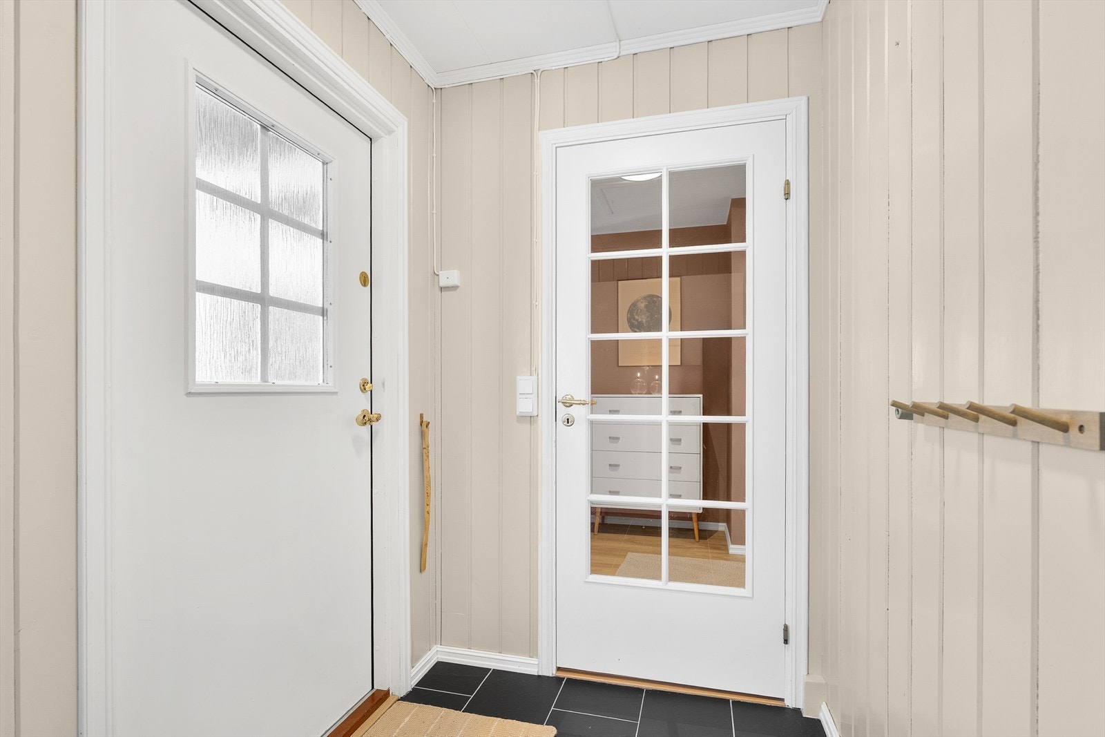 Entré med flislagt gulv. Galleribilde