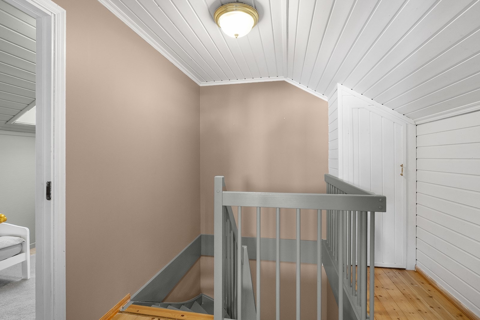 Opprinnelig er boligen bygd med et disponibelt loftsrom, i dag bestående av tre forskjellige loftsrom. Ikke bruksendret fra loft til varig opphold. Galleribilde