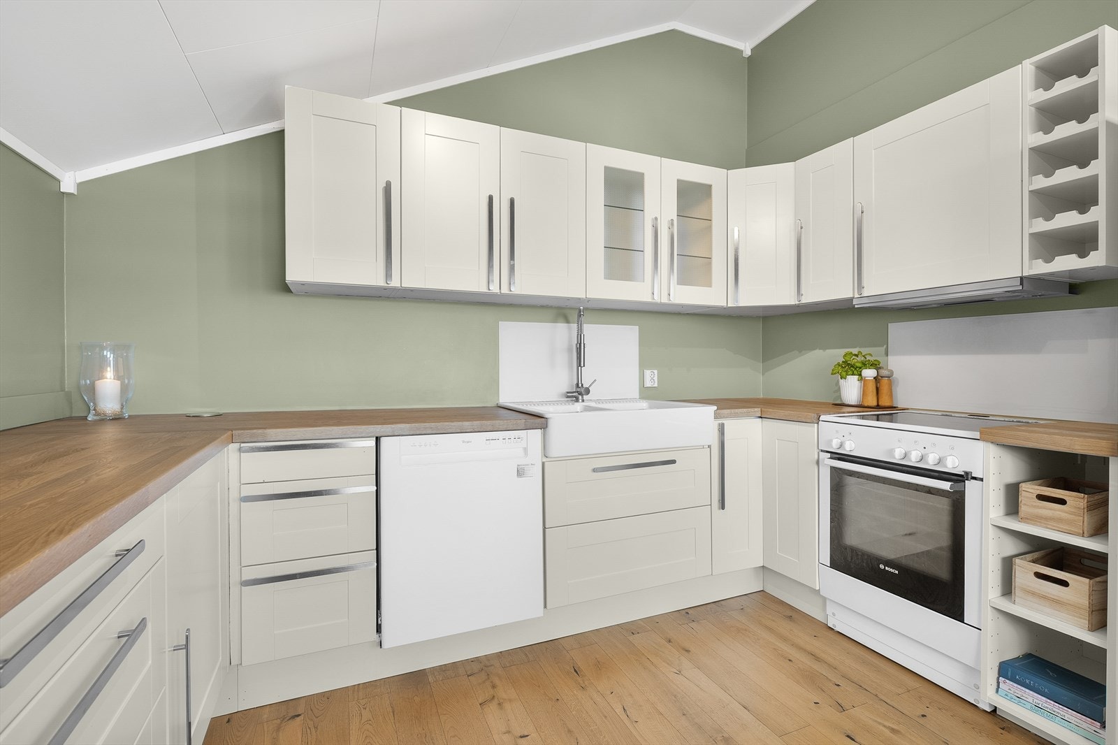 Dobbel vask og opplegg for oppvaskmaskin. Galleribilde