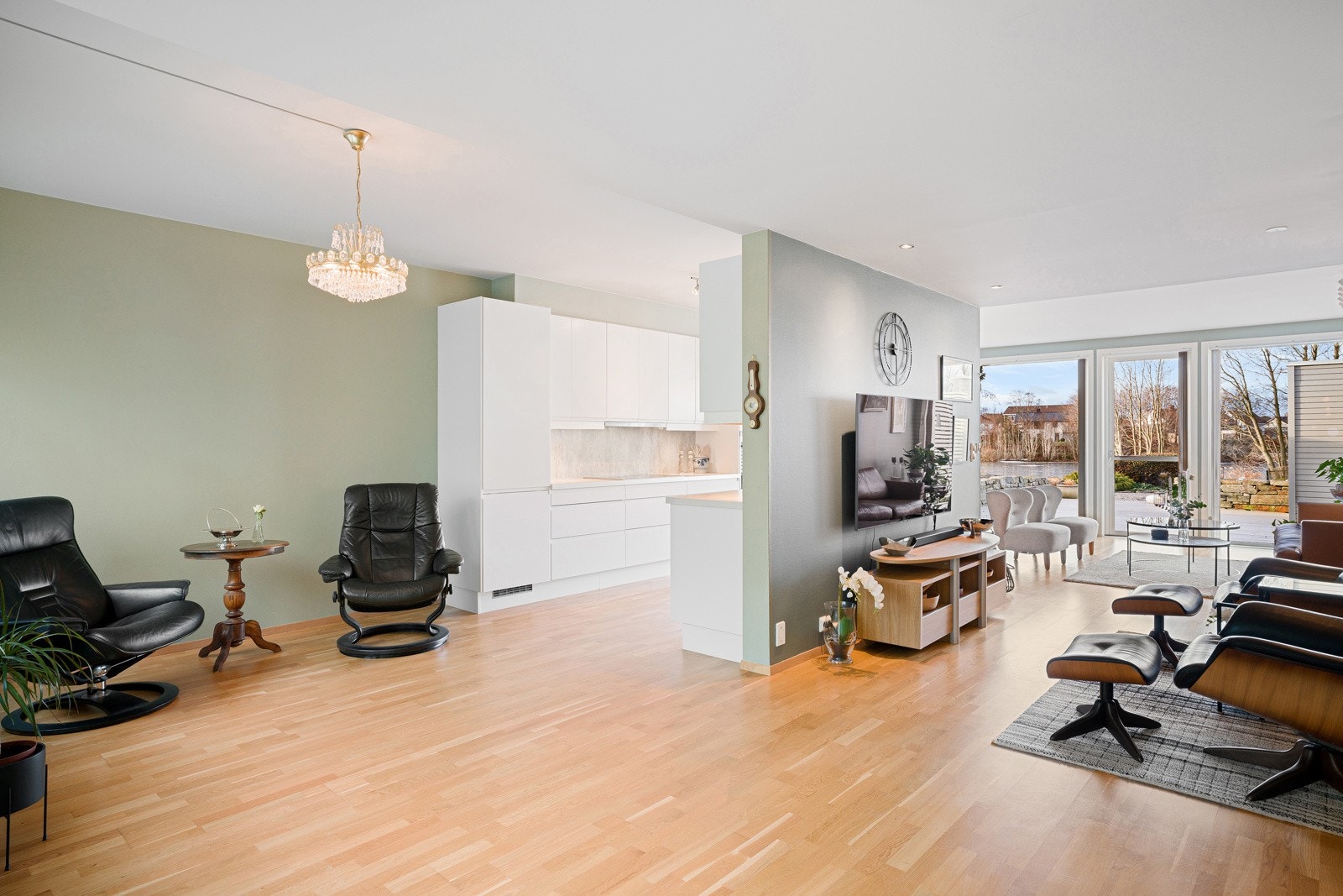 Et funksjonelt kjøkken som er godt tilrettelagt for daglig bruk med gode arbeidsmuligheter. Galleribilde