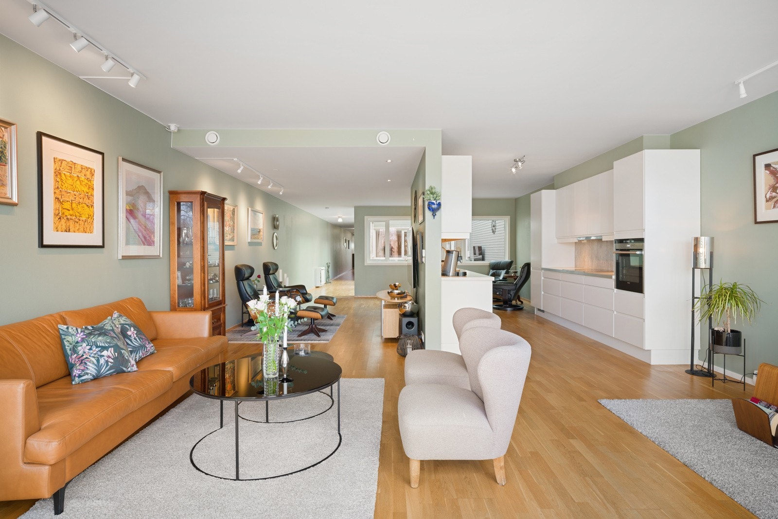 Stuen og kjøkkenet ligger i en åpen løsning. Galleribilde