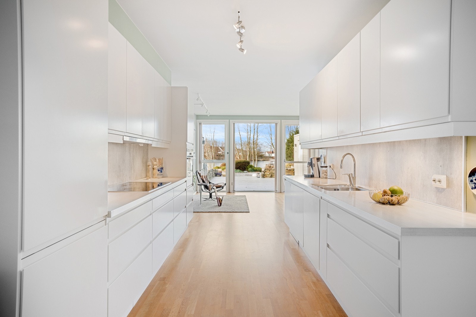 Her har man godt med både skap- og skuffeplass, samt romslige og funksjonelle arbeidsflater på benk. Galleribilde