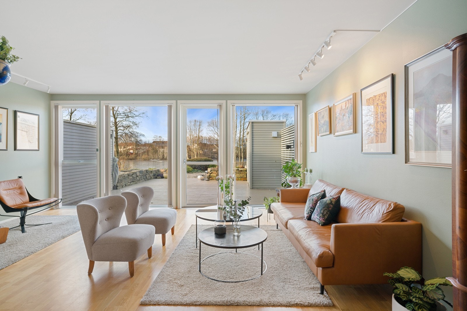 Store vindusflater er gjennomgående i rommet og gir meget godt lysinnslipp Galleribilde