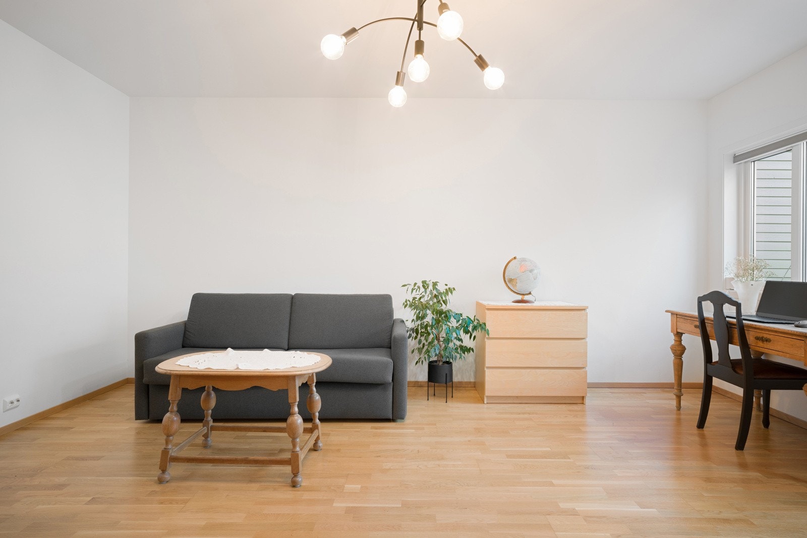 Det andre soverommet har en fleksibel utforming og passer ypperlig som barnerom, gjesterom eller hjemmekontor alt etter behov Galleribilde