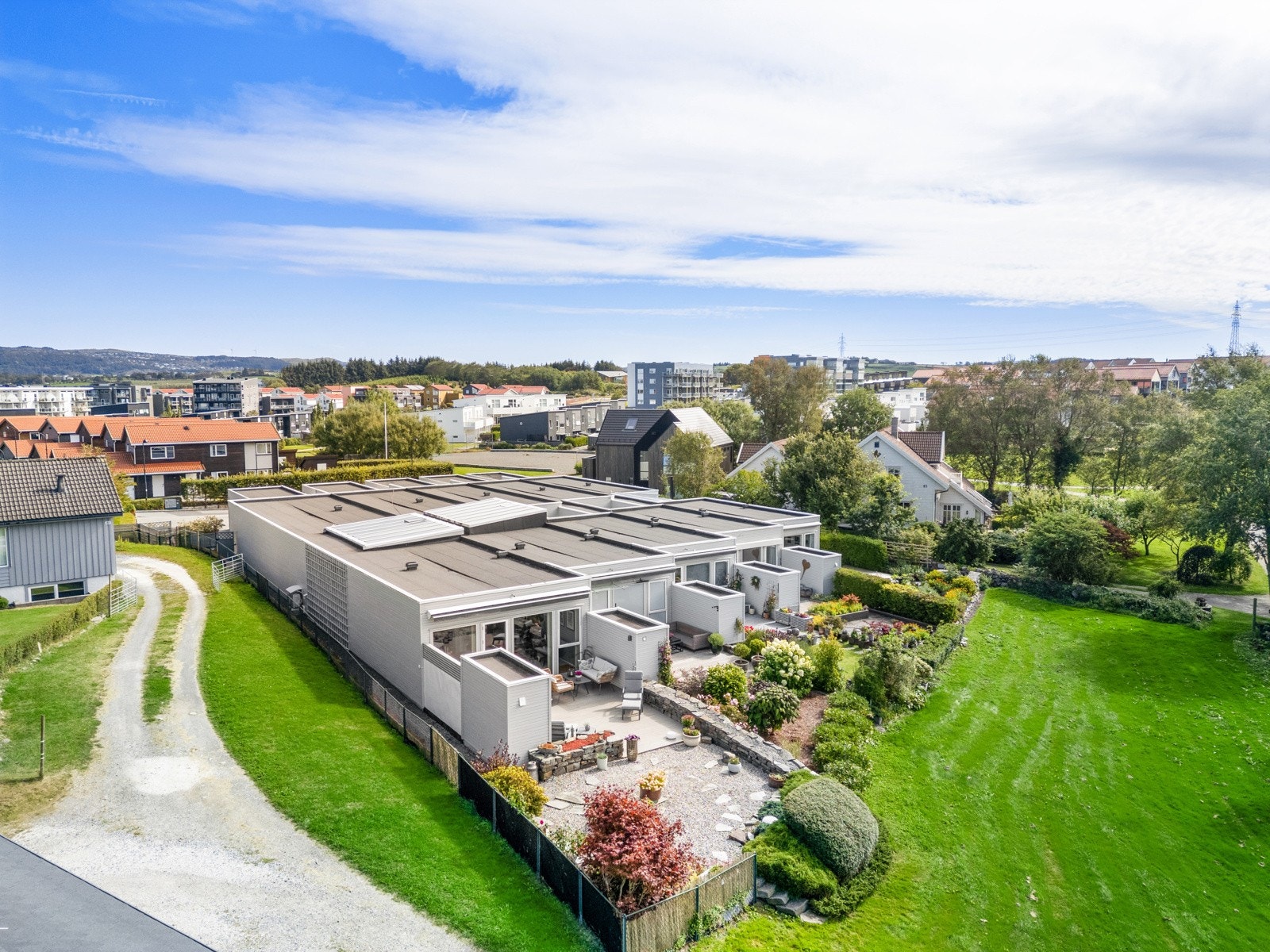 Eiendommen ligger i et attraktivt og populært boligområde på Bryne, og grenser mot Tjødnå med flott utsikt. Galleribilde