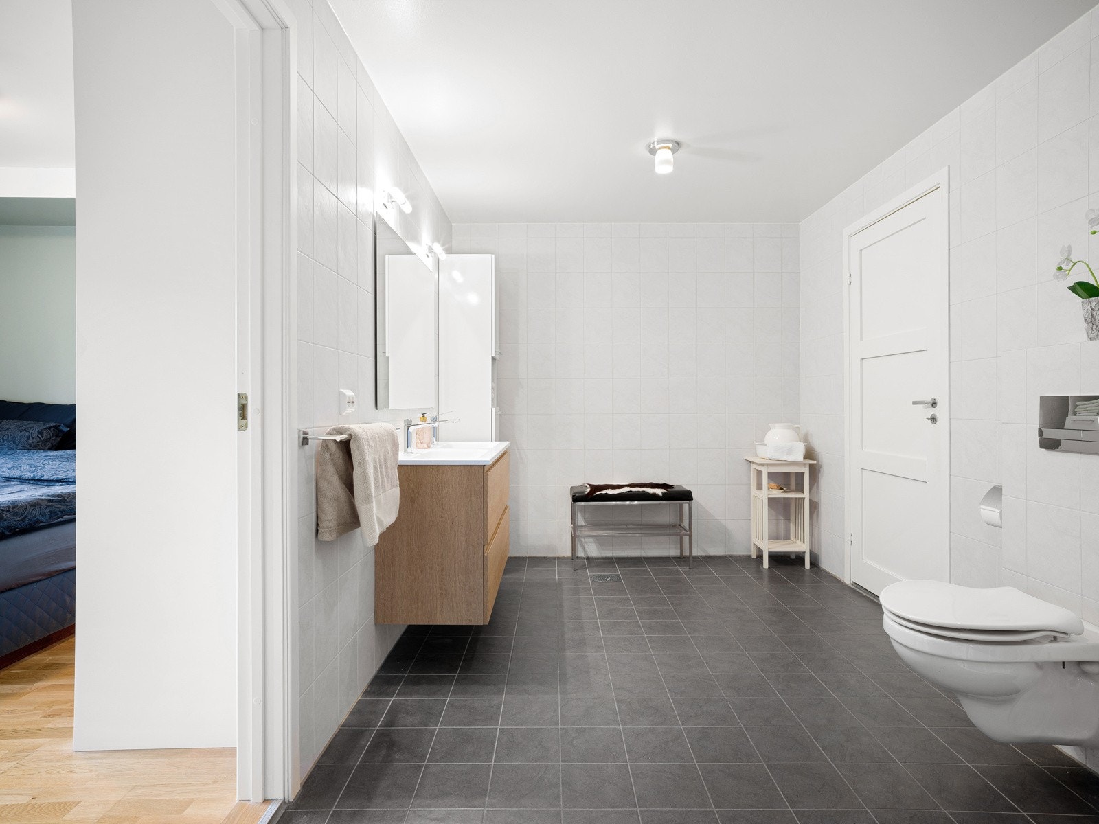 Badet har fliser på både gulv og vegger. Galleribilde