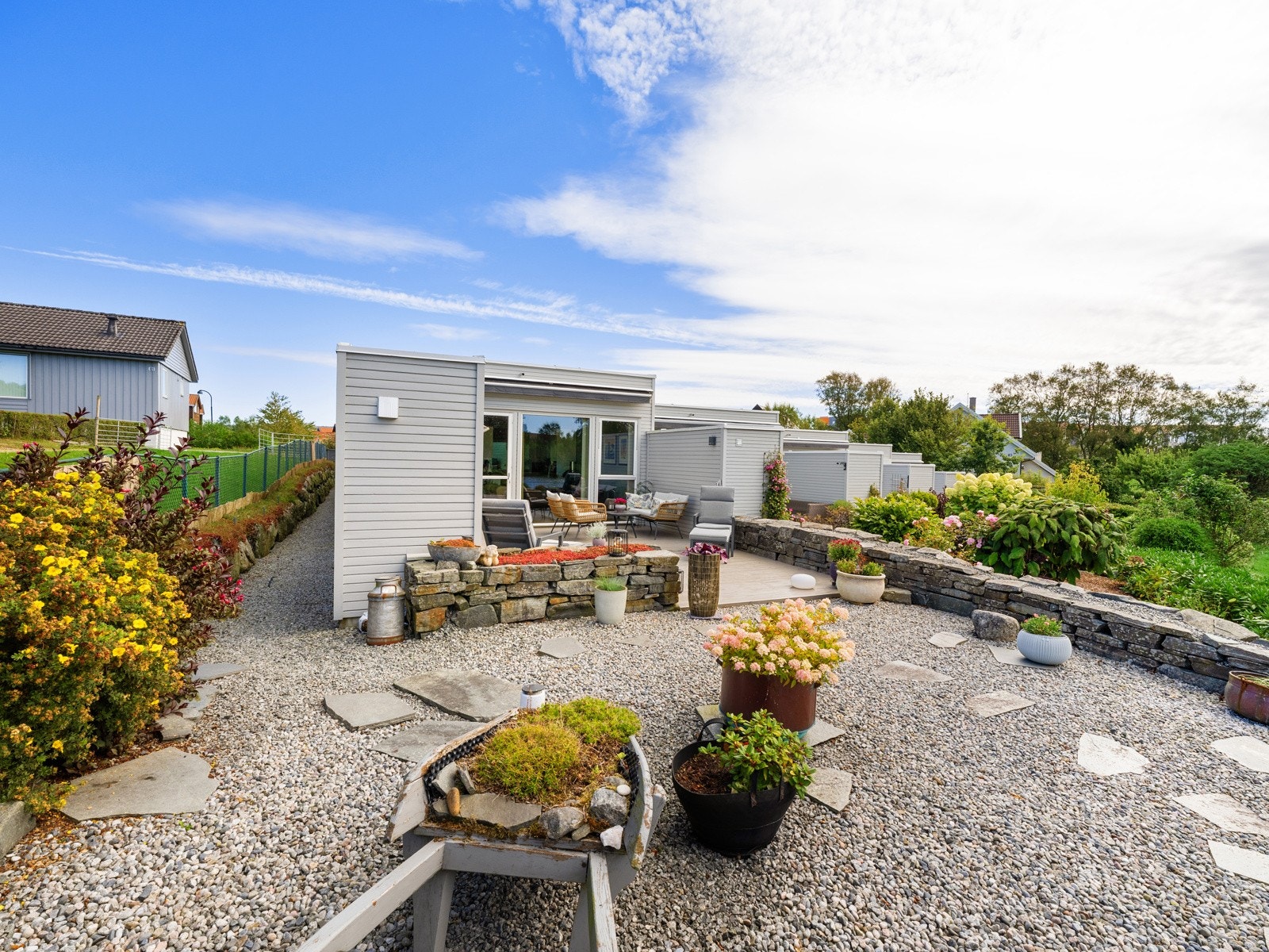 Tomten fremstår som velholdt og gjennomtenkt, godt tilrettelagt for både sosiale sammenkomster, rolige uteopphold og hverdagsliv. Galleribilde