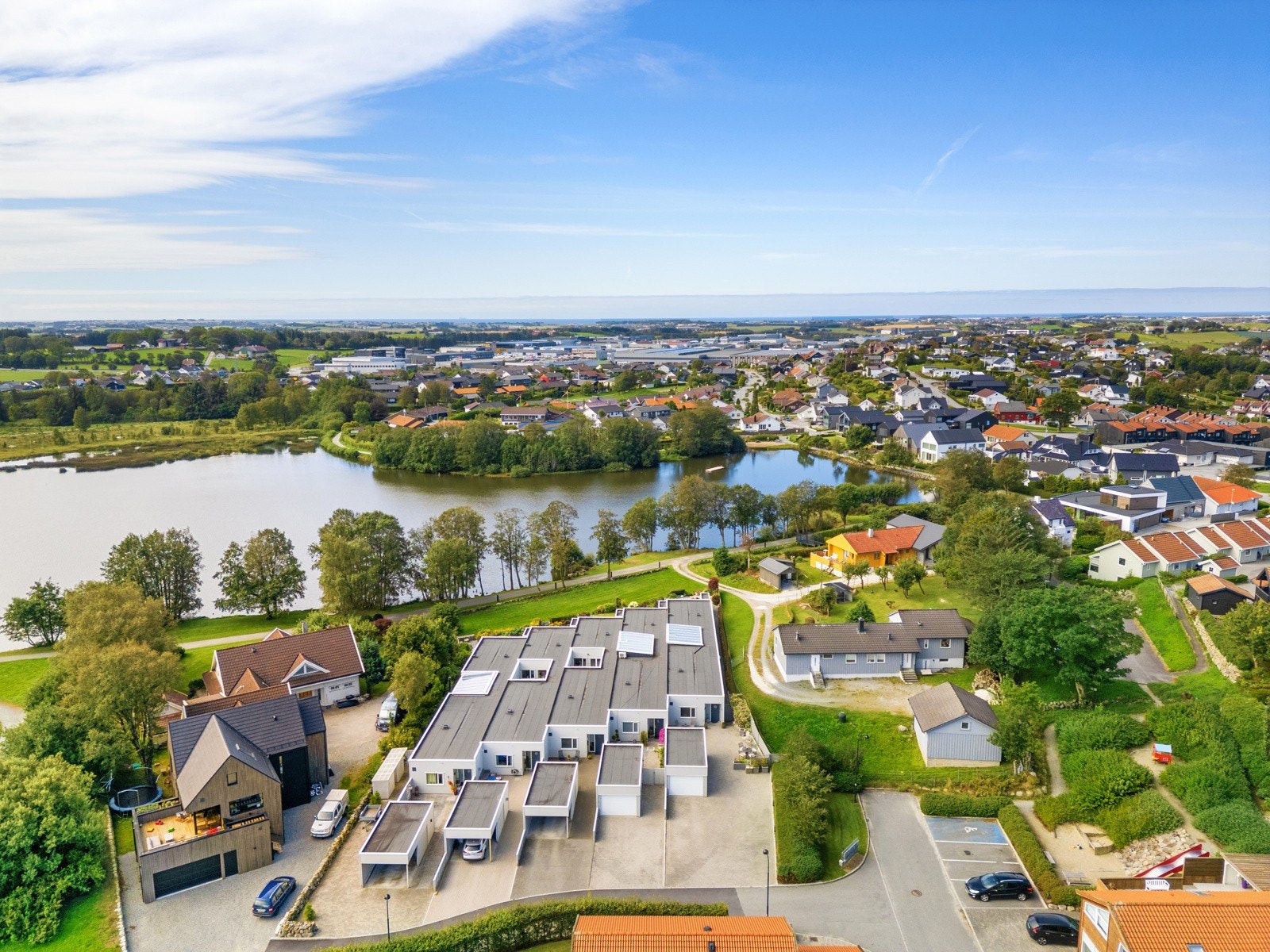 Her har dere nærhet til barnehager, skoler, friluftsområder, kollektivtransport, en rekke butikker og et variert servicetilbud. Galleribilde