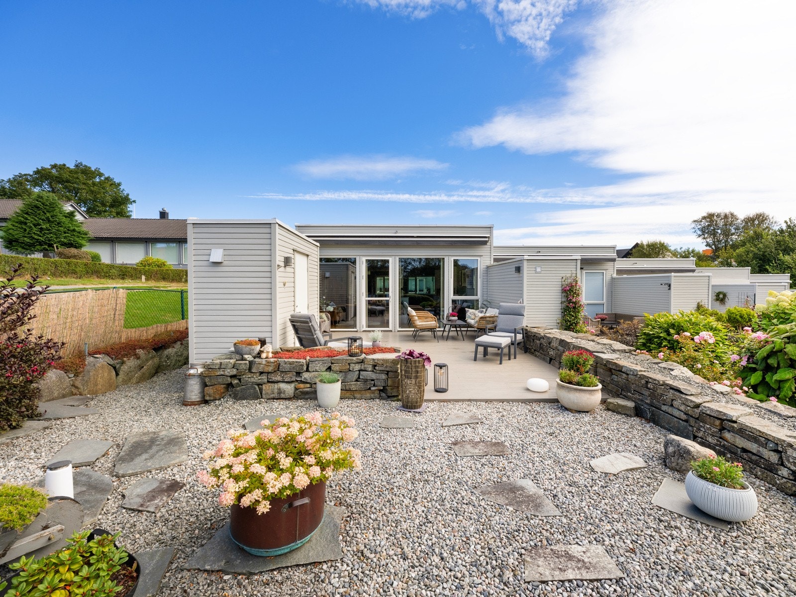 Eiendommen har et flott opparbeidet uteområde med gode solforhold. Galleribilde