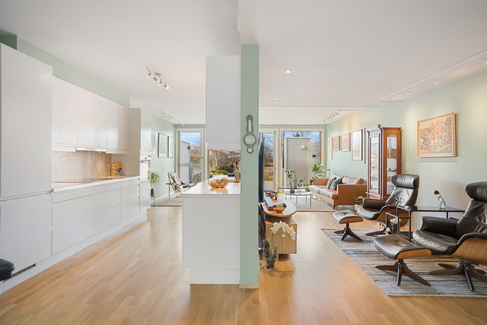 Kjøkkenet er utstyrt med integrerte hvitevarer som kjøleskap, stekeovn, platetopp og oppvaskmaksin. Galleribilde