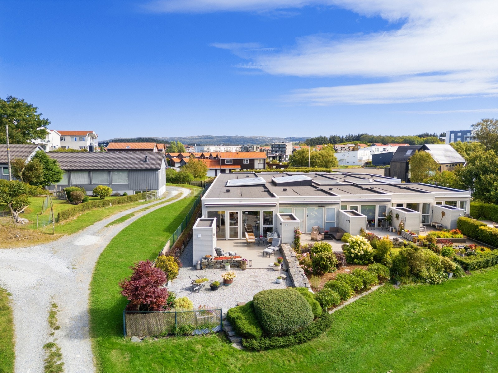 Eiendommen grenser mot det populære turområdet "Tjødnå". Samtidig har en kort vei til andre flotte turområder som kan benyttes gjennom hele året. Galleribilde