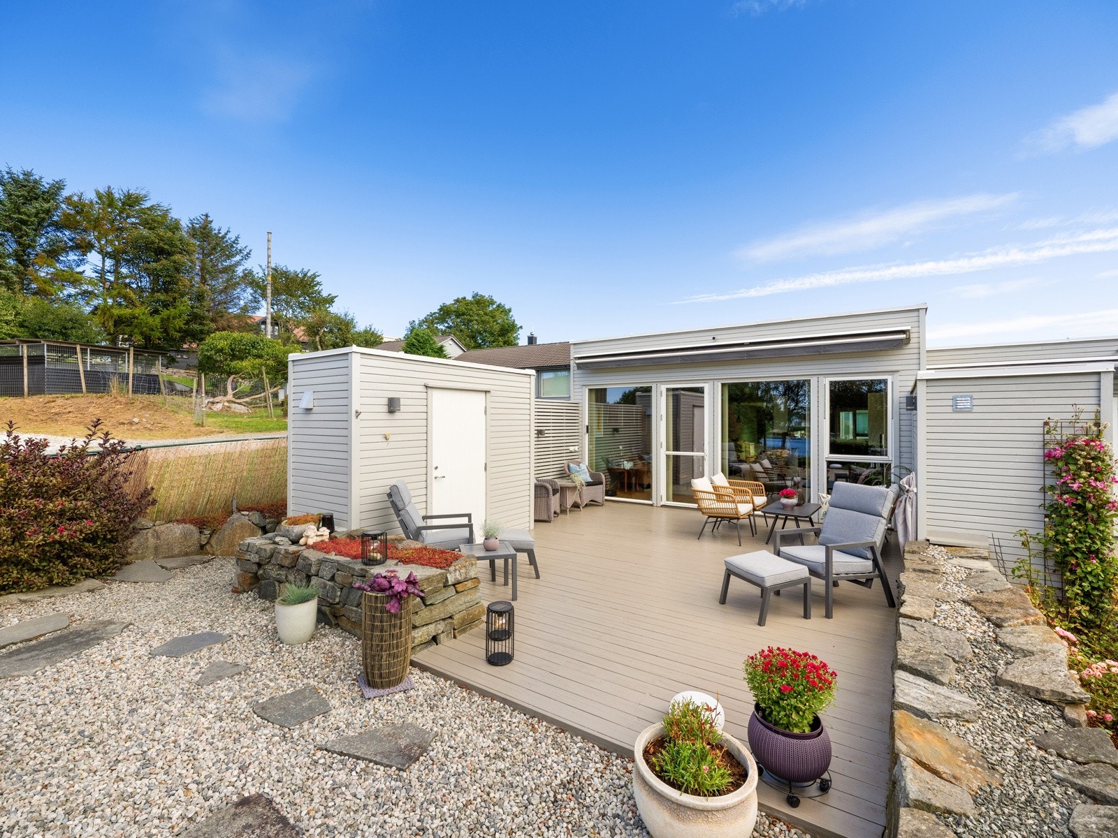 Uteområdet er tilrettelagt med grus, beplantning og en solrik terrasse. Galleribilde