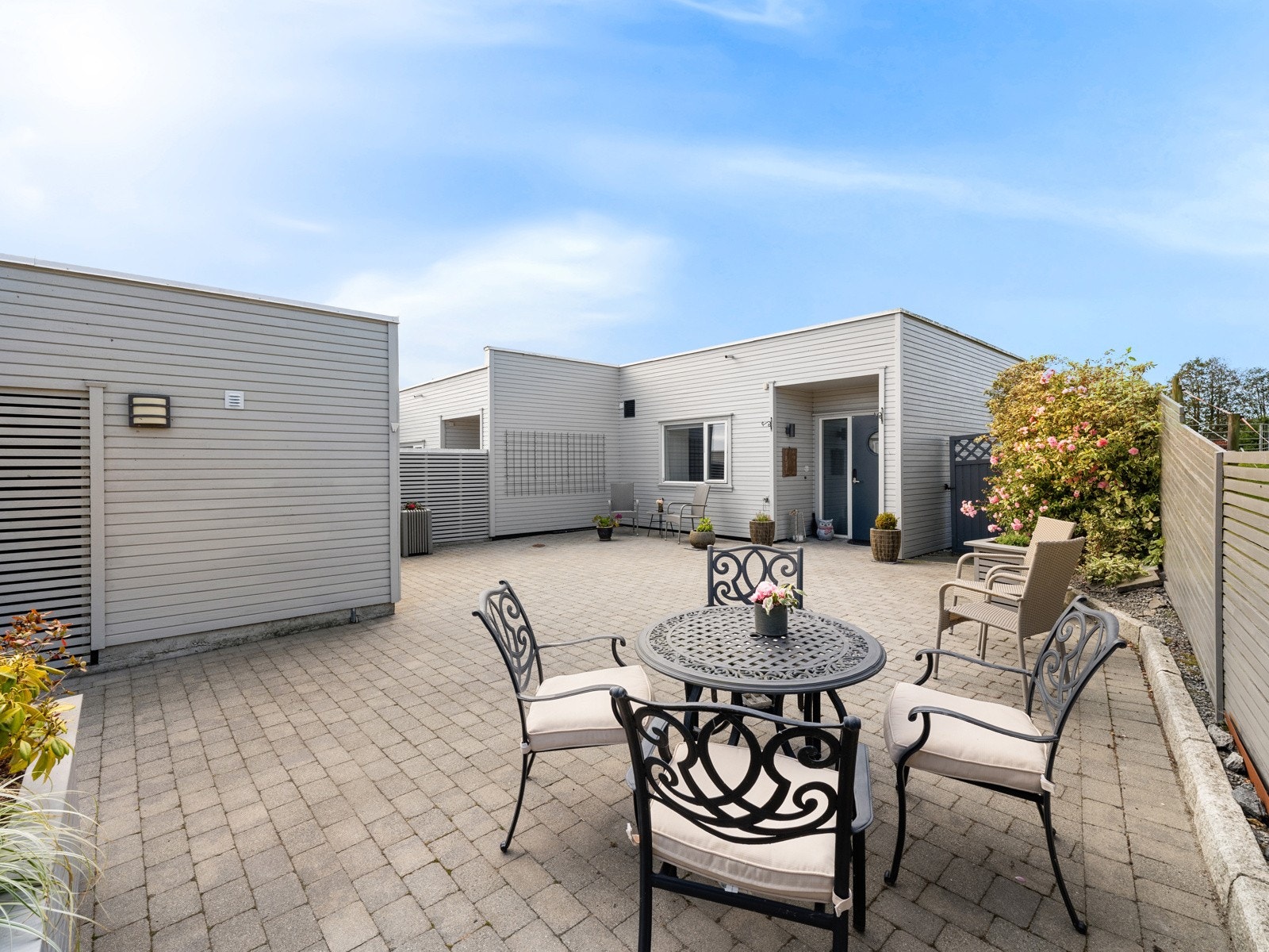 Gårdsplassen er flott opparbeidet med belegningsstein. Galleribilde