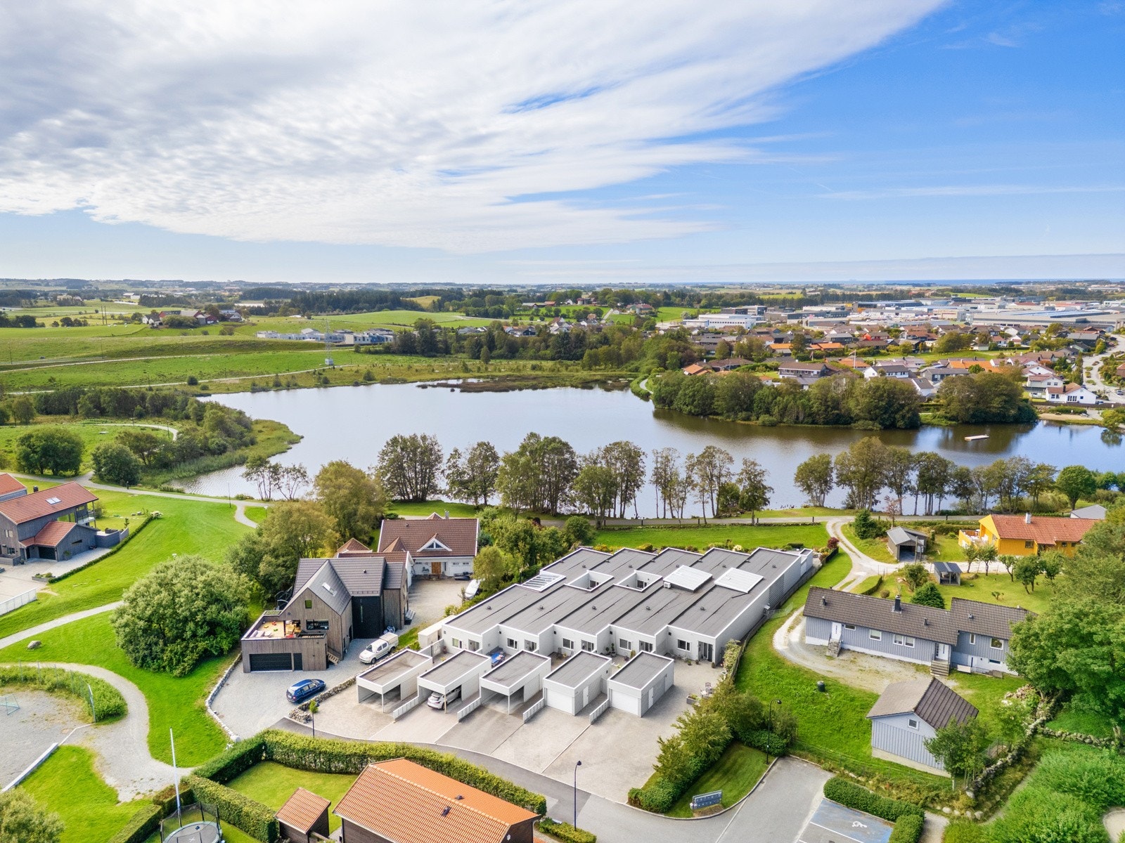 Eiendommen ligger i fremste rekke ned mot Tjødnå. Galleribilde