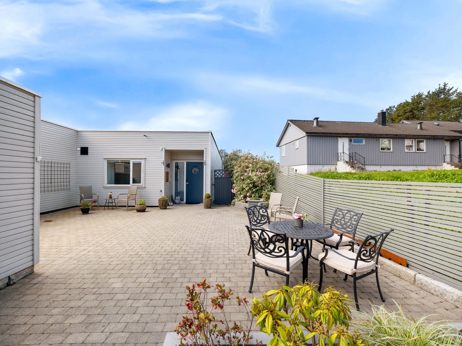 Ved inngangspartiet et det også plass til en koselig sitteplass. Galleribilde