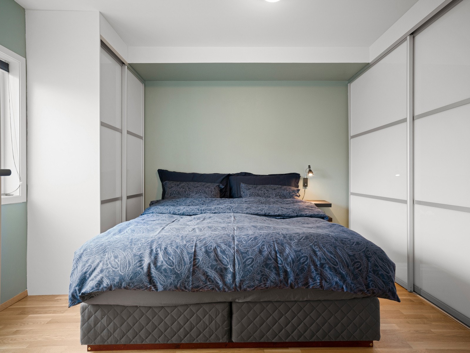 Her er det også plass til en praktisk garderobeløsning som sørger for godt med oppbevaringsplass. Galleribilde