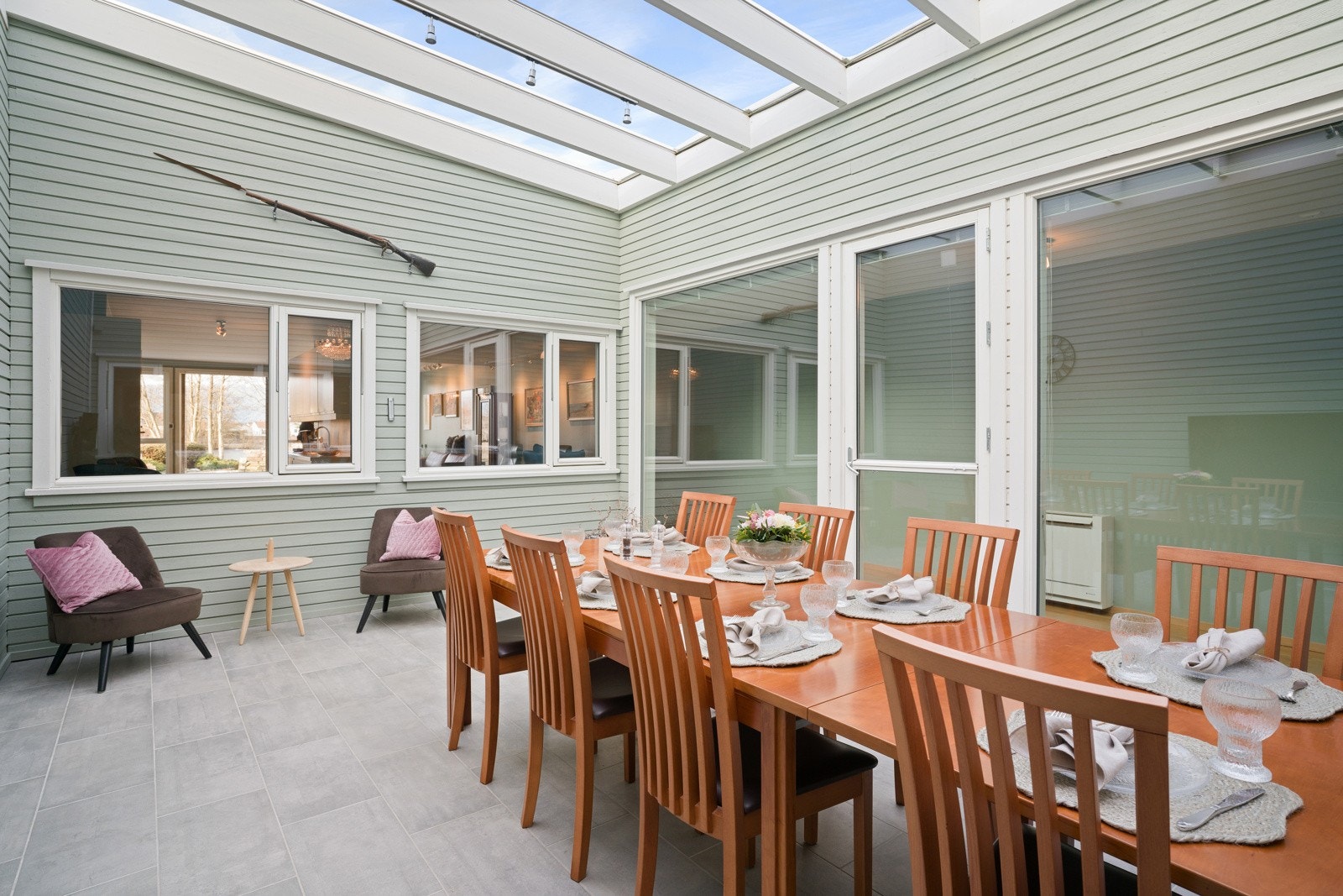 Et flott rom med tak som slipper inn rikelig med dagslys. Galleribilde