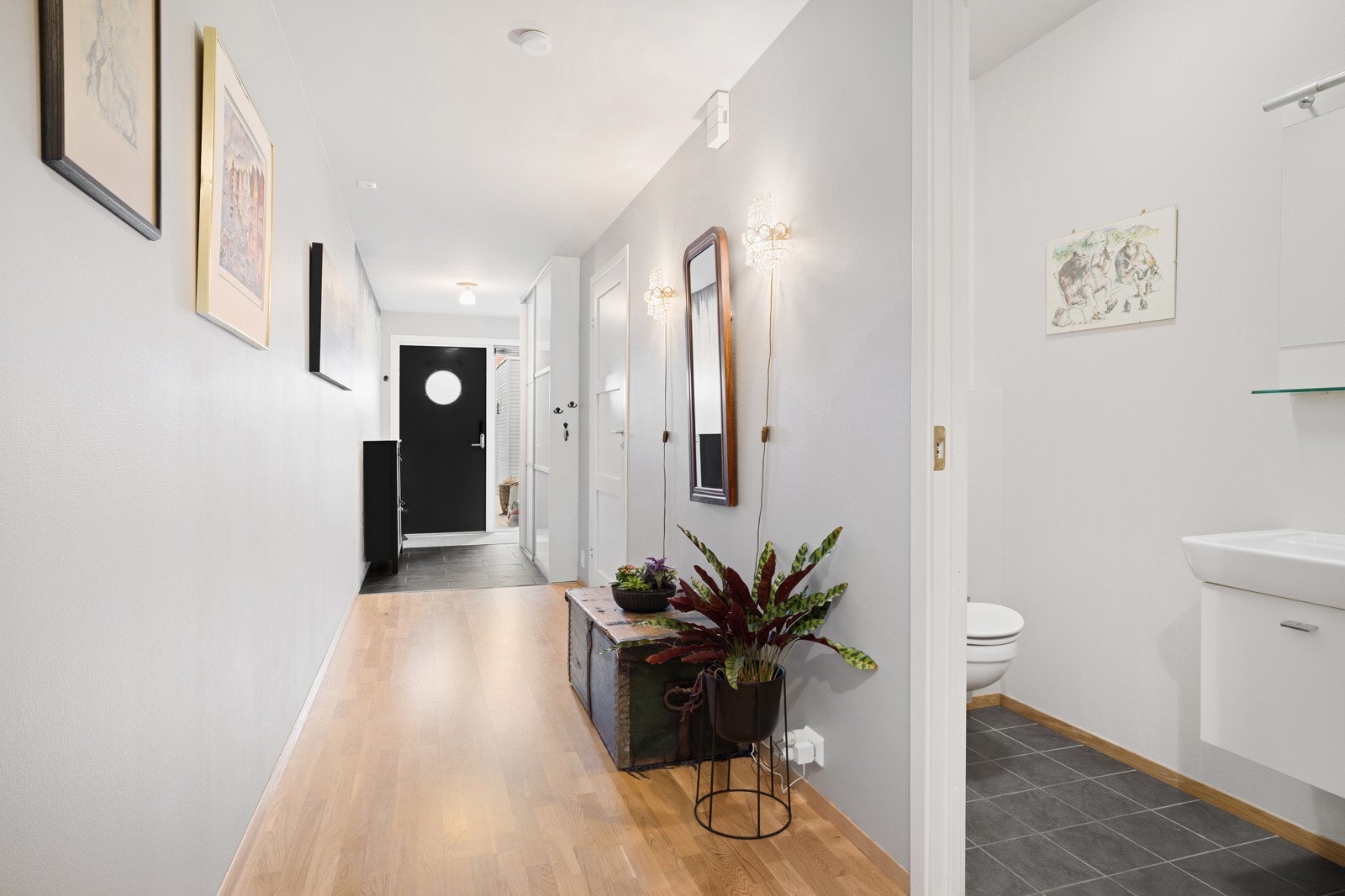 Entréen gir et godt førsteinntrykk og oppleves lys og innbydende. Galleribilde