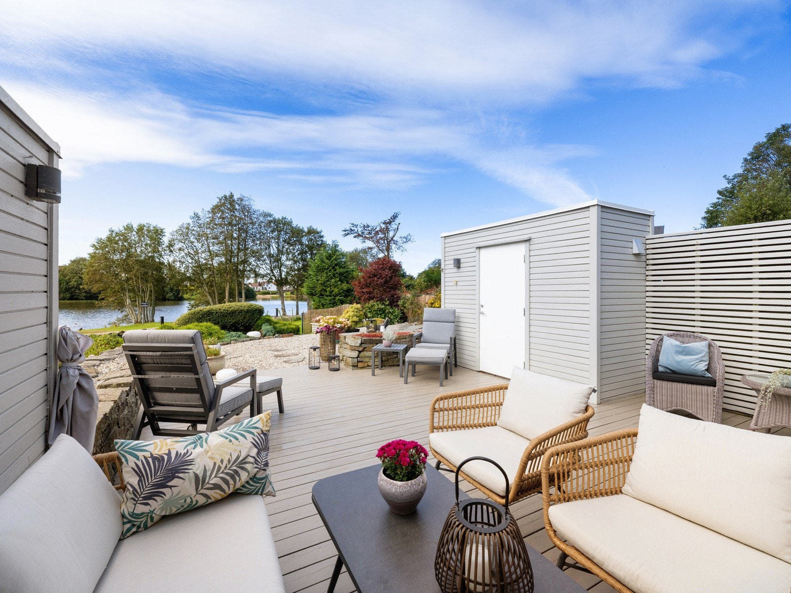 Uteområde gir god plass til utemøbler og hyggelige stunder. Galleribilde