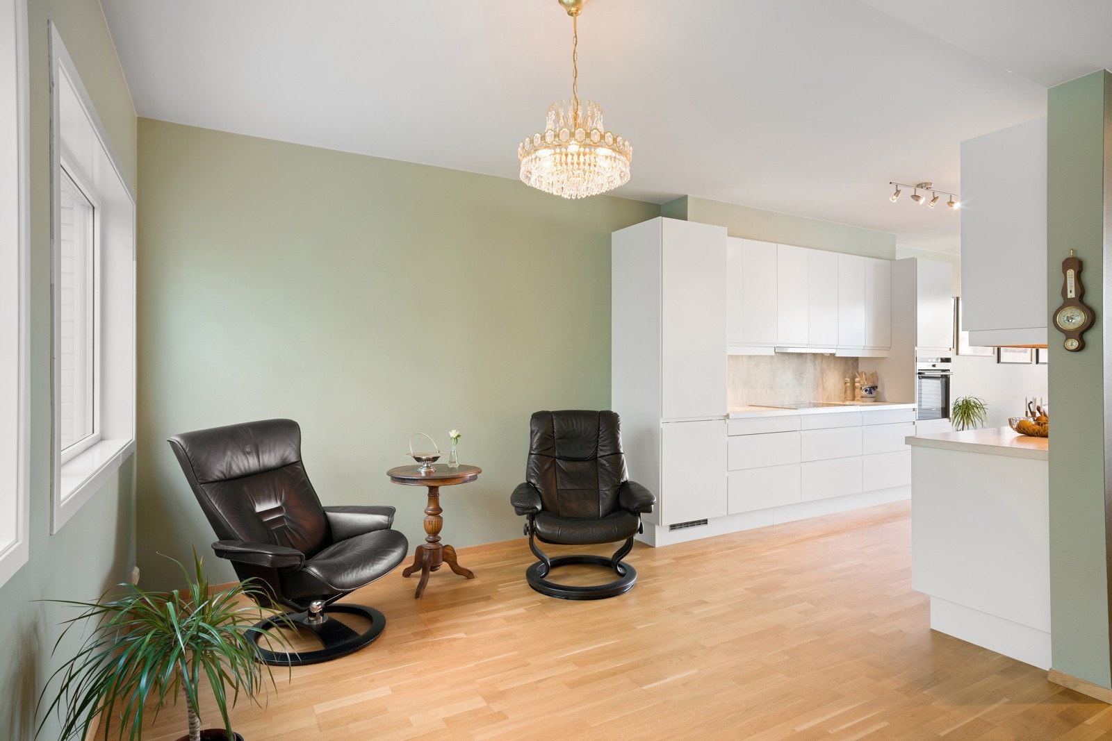 I forlengelse av kjøkkenet har man plass til en sittegruppe eller et spisebord. Galleribilde