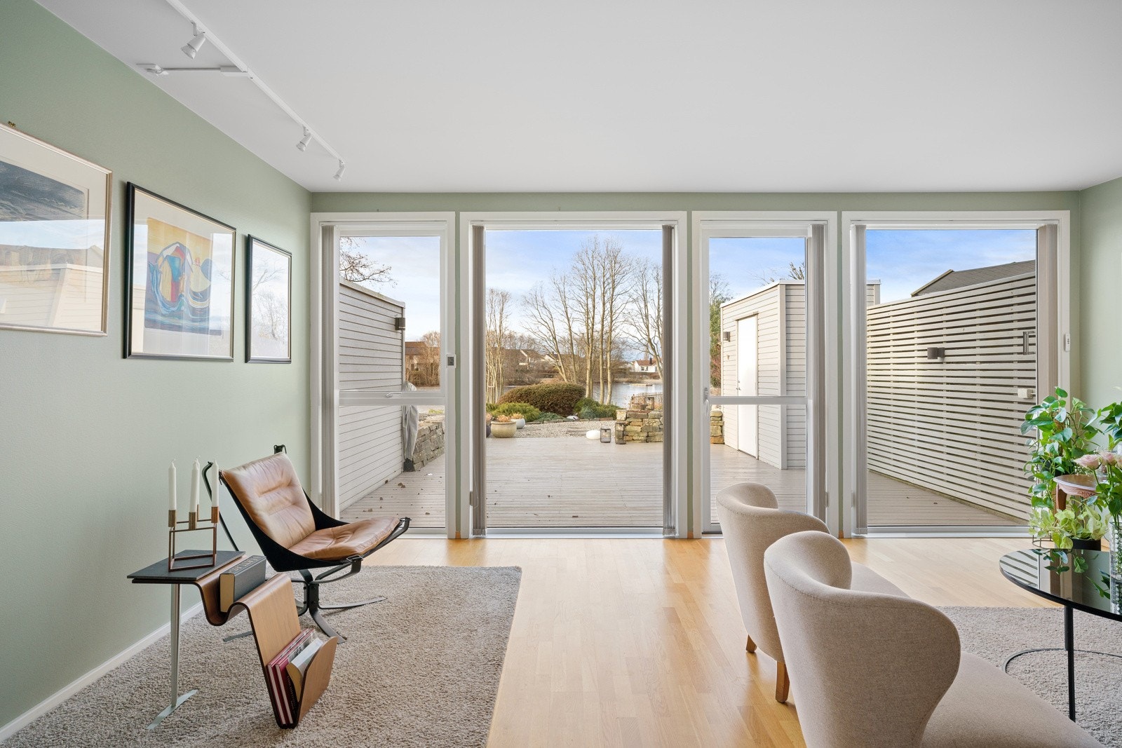 Stuen gir rom for å møblere i flere soner. Galleribilde