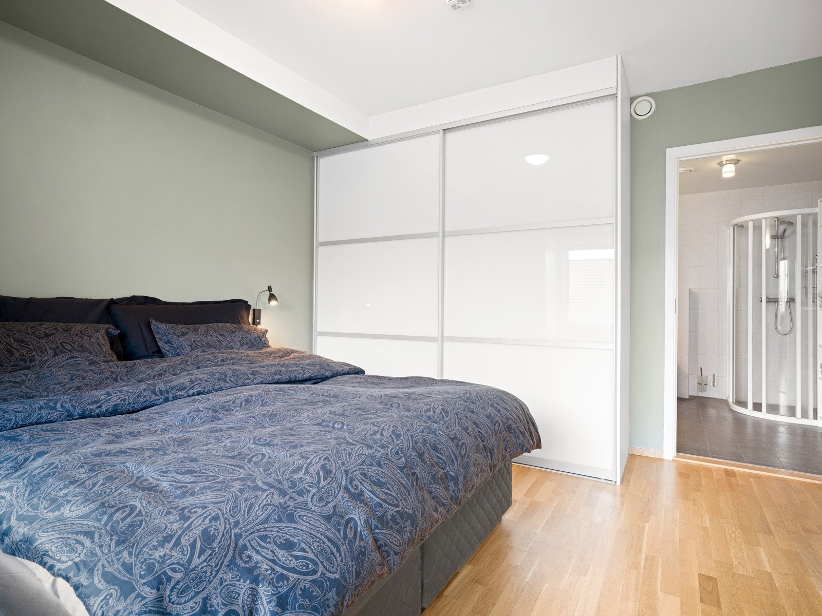 Fra hovedsoverommet har man direkte adkomst til badet. Galleribilde