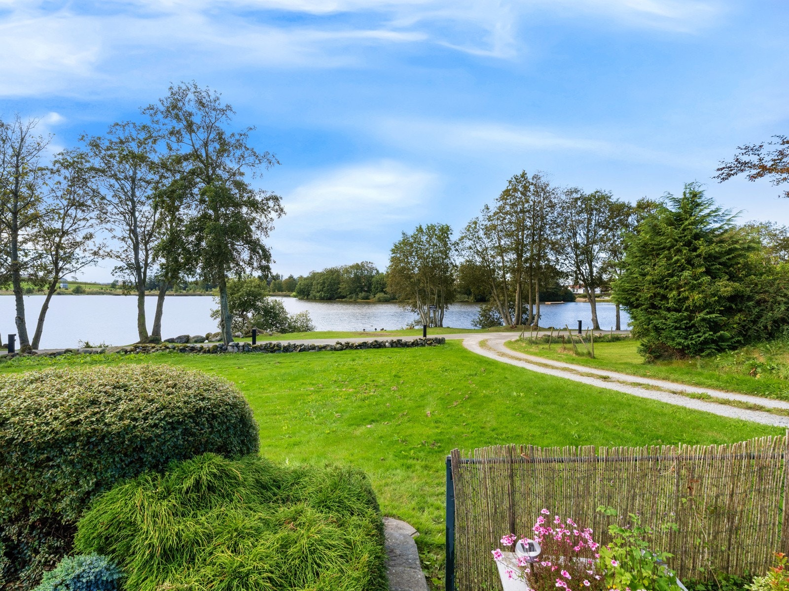 Området rundt boligen er også flott opparbeidet. Galleribilde