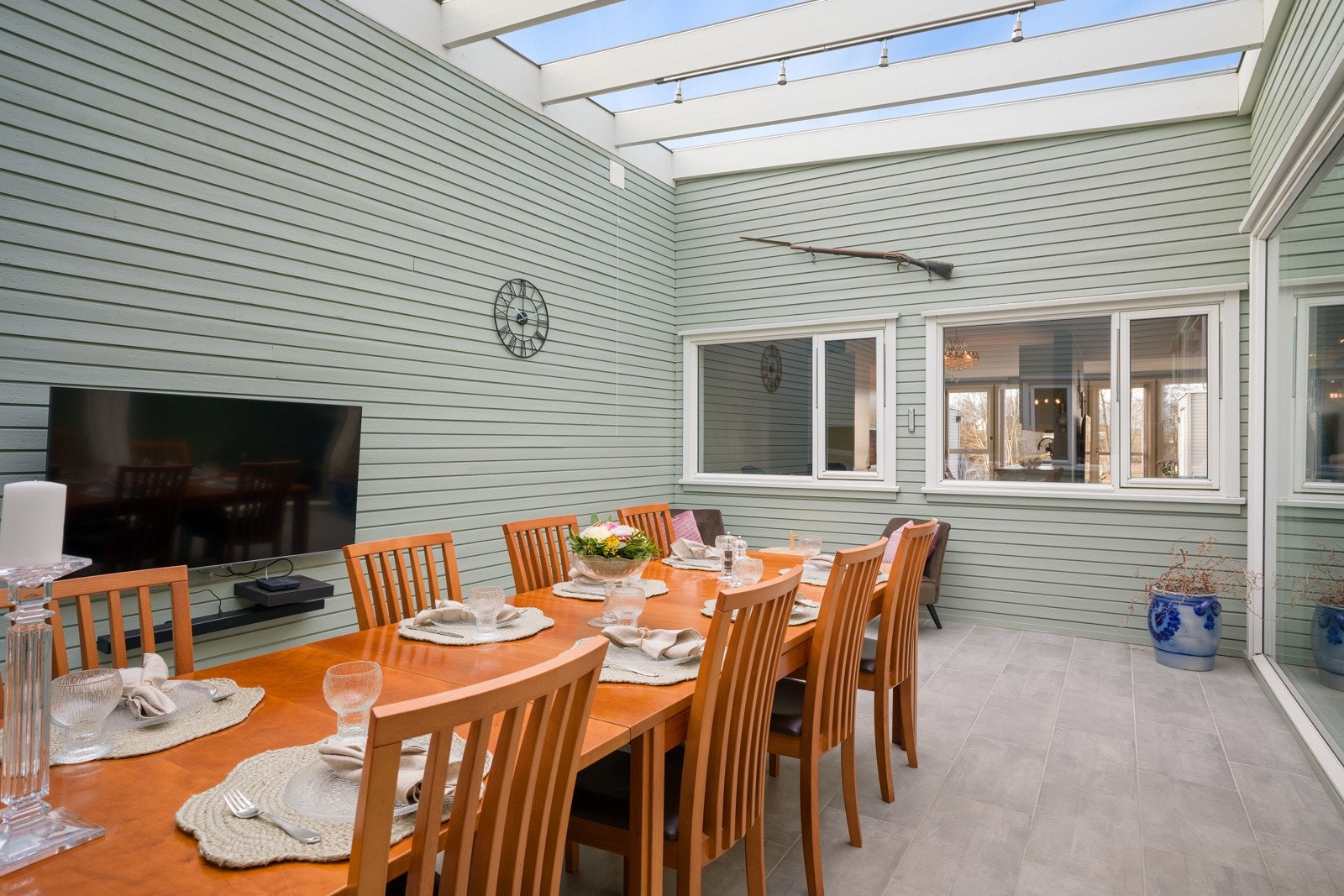 Her har man god plass til spisebord. Perfekt for uformelle måltider eller gjester. Galleribilde