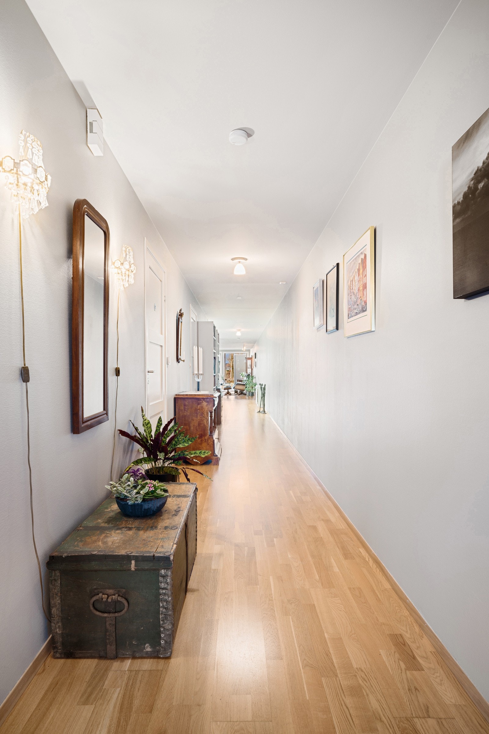 Her er det godt med plass til å henge fra seg yttertøy og sette fra seg sko. Galleribilde