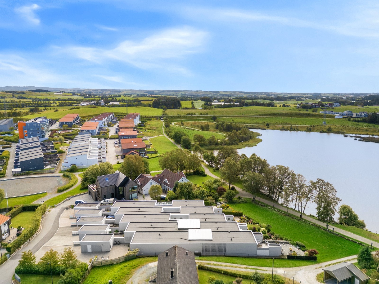 Området byr på offentlig kommunikasjon i form av buss og tog. Galleribilde